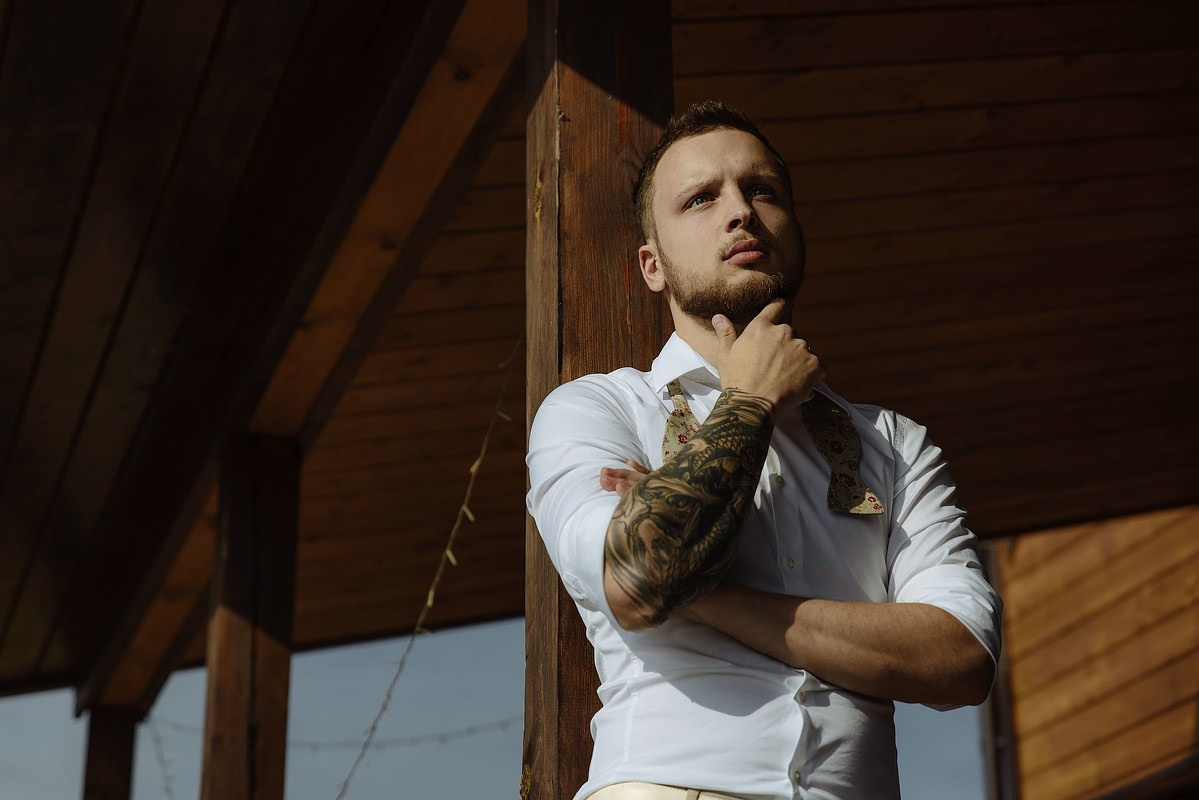 Жених в рубашке у входа в дом. Свадебный фотограф Сергей Гаварос. Свадебная фотосъемка в Москве