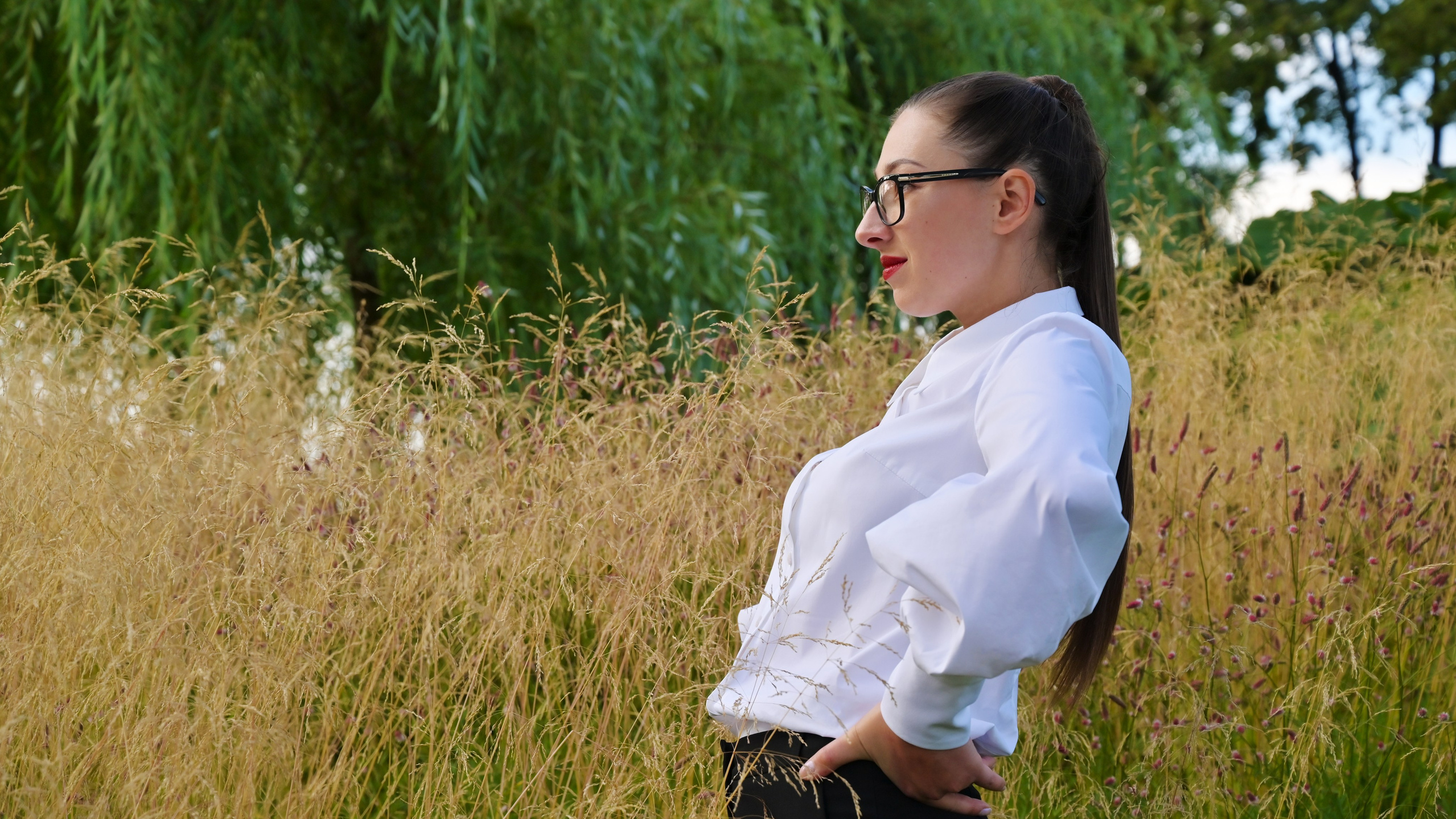 Создавайте динамичные и непринужденные фотографии с помощью легких движений, таких как кружение или покачивание, чтобы кадры получились энергичными и свободными от скованности.