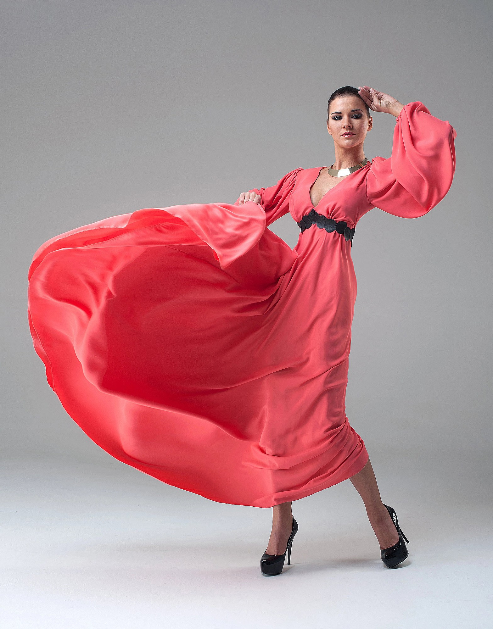 Динамичная поза в полёте: танцовщица поднимает пышную розовую юбку, формируя эффект лёгкости и воздушного ритма. Профессиональная постановочная фотосъёмка, Москва и Истринский район.