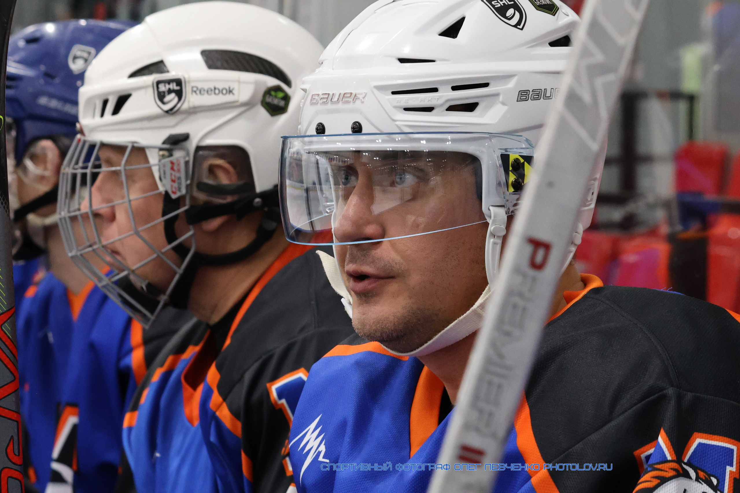 Хоккеисты следят за игрой на скамье запасных