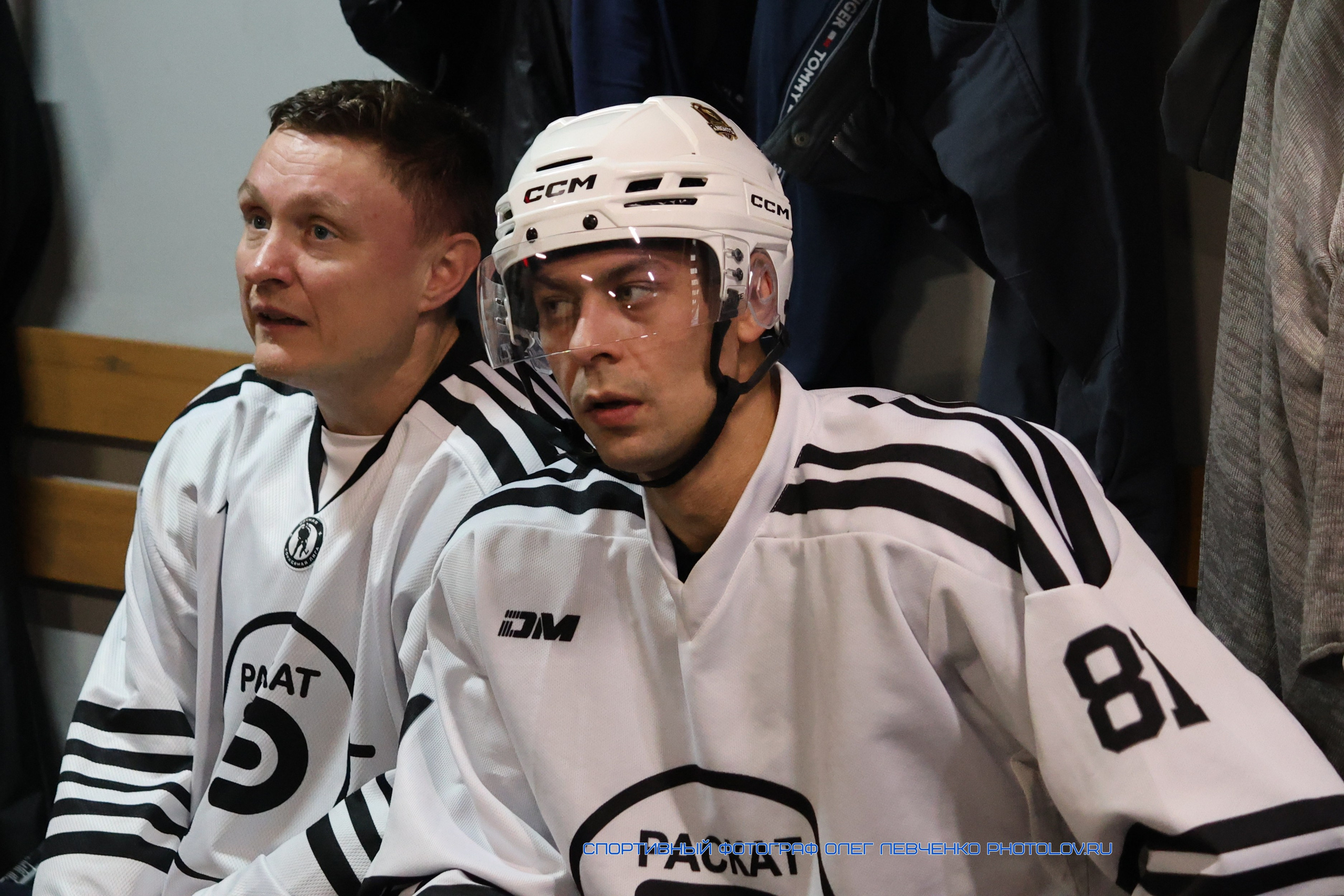 Фото хоккеистов в раздевалке