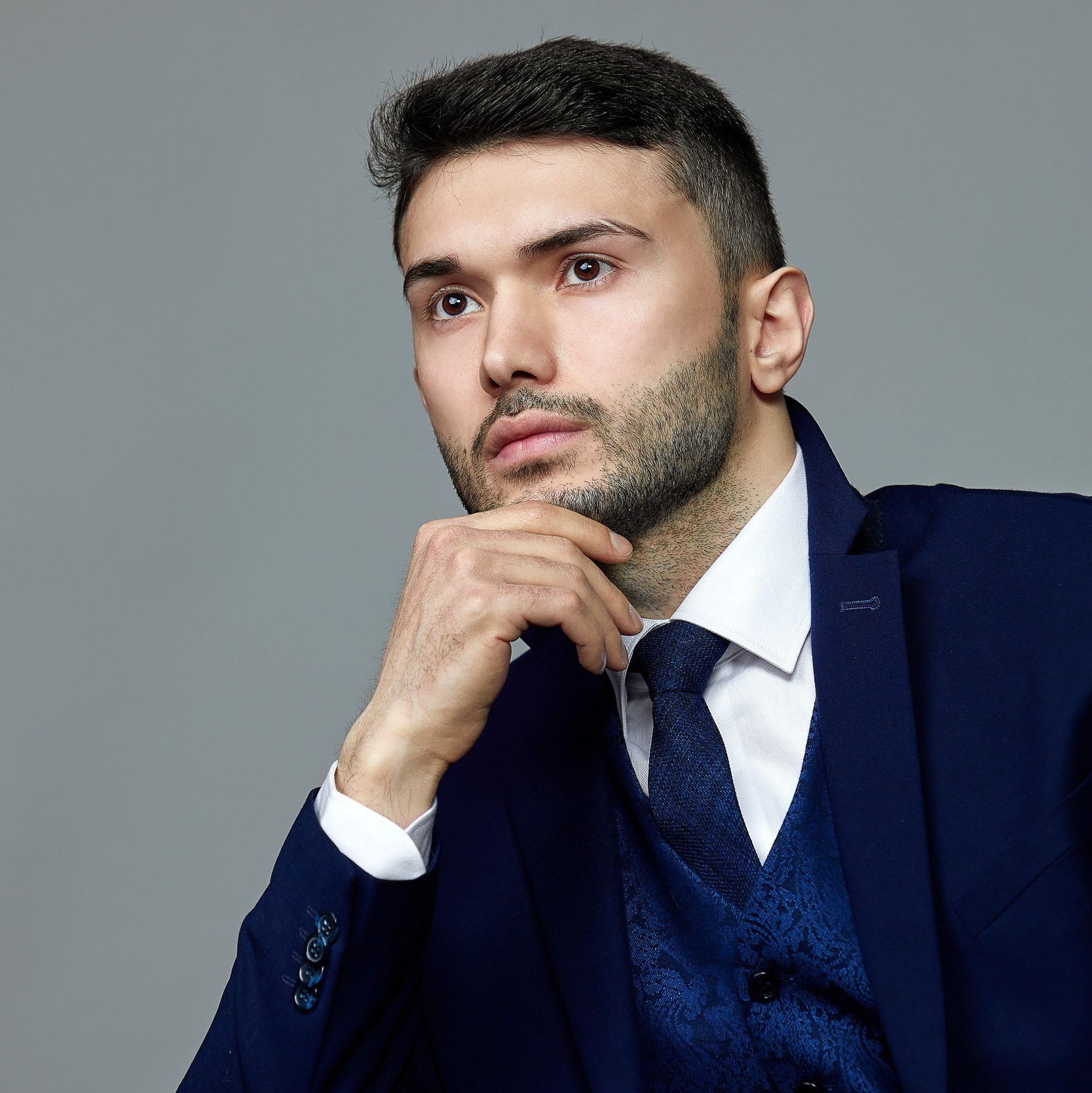 Деловой портрет, бизнес-портрет, студийная съемка, профессиональная фотосессия для руководителя, бизнесмена, блогера для сайта и соц сетей.