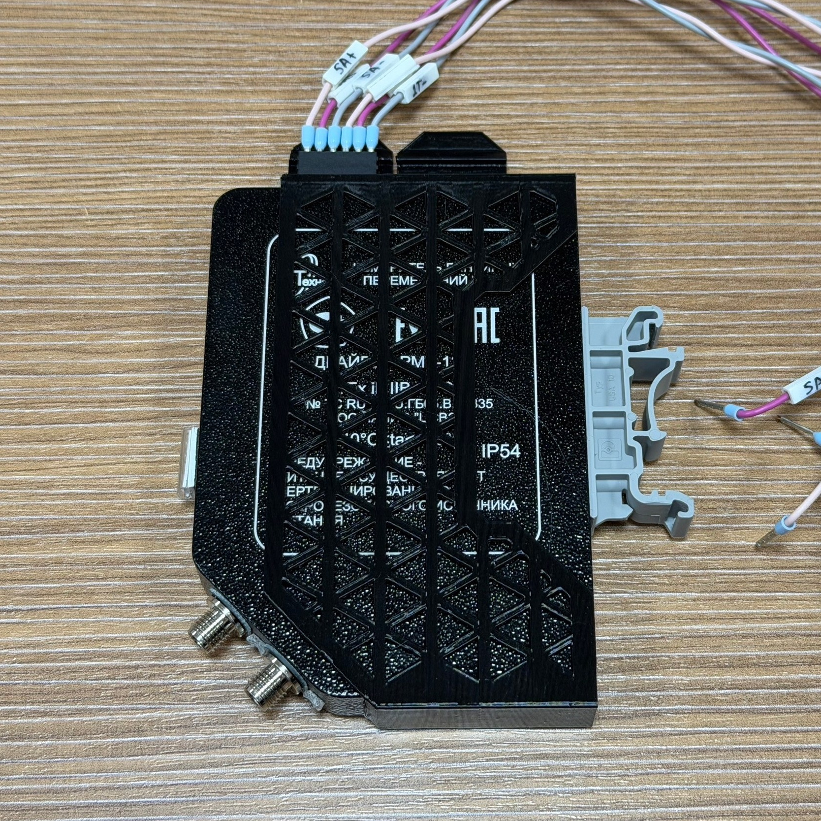 Корпус-фиксатор проводного соединения для промышленного оборудования, напечатанный из черного PETG