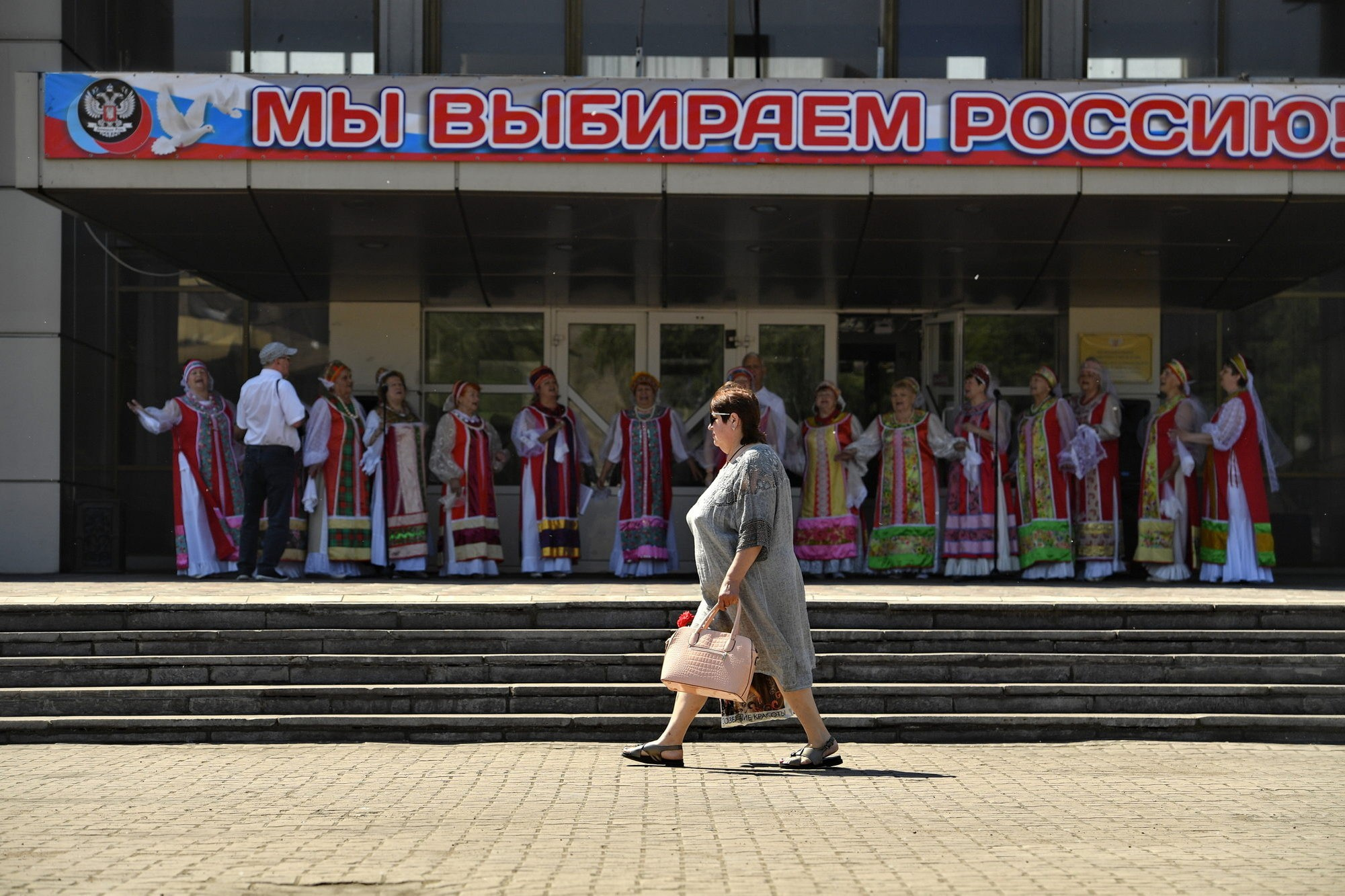 Официоз по плану, жизнь — между кадров: как снять День России и остаться собой. Документальный фотограф Сергей Вдовин