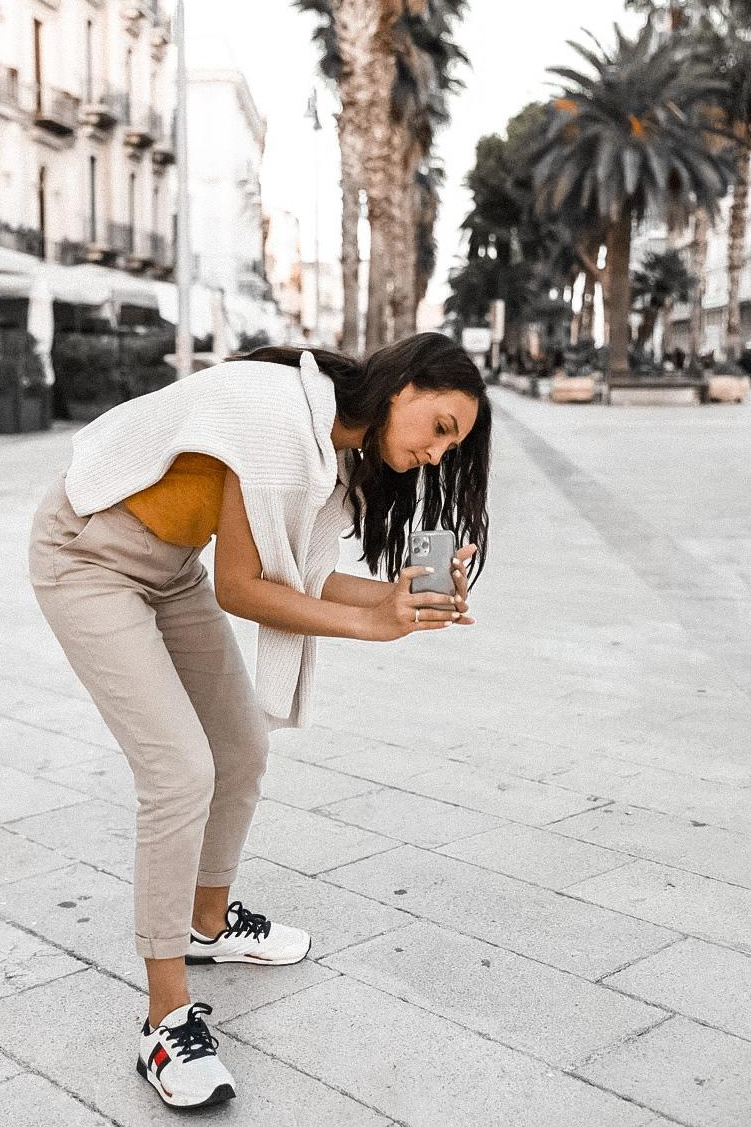 Качество съемки на iPhone не хуже чем на видеокамере. А монтаж на телефоне быстрый. 