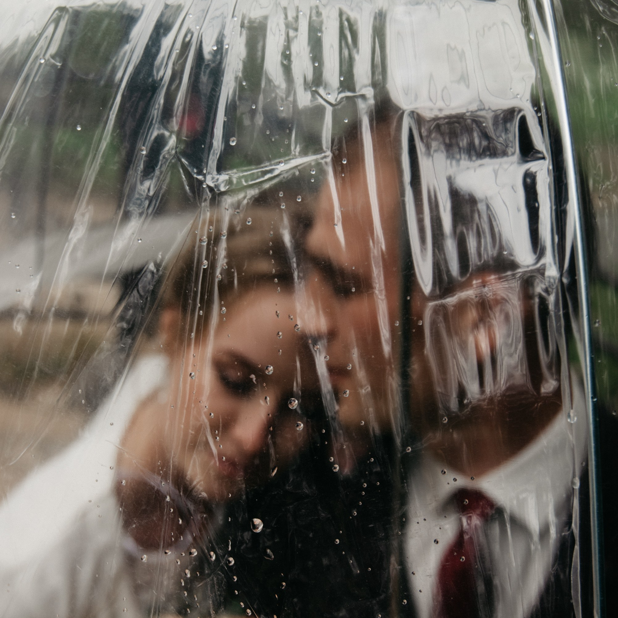 Фотосессия свадьбы под дождем