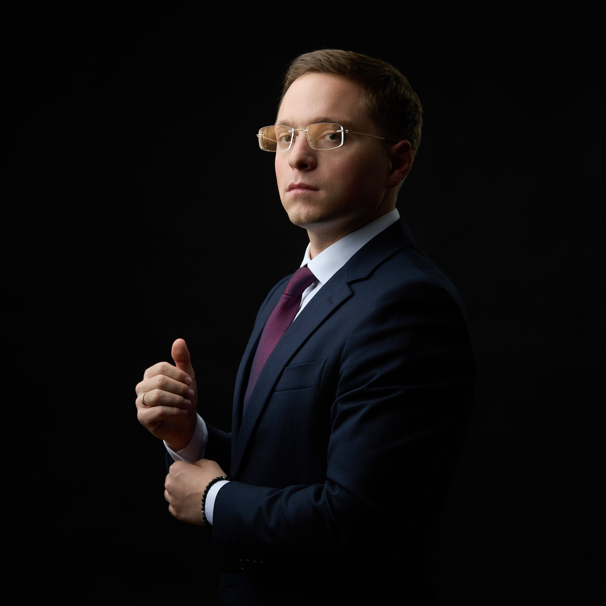 Фото мужчины, руководителя в его офисе в костюме