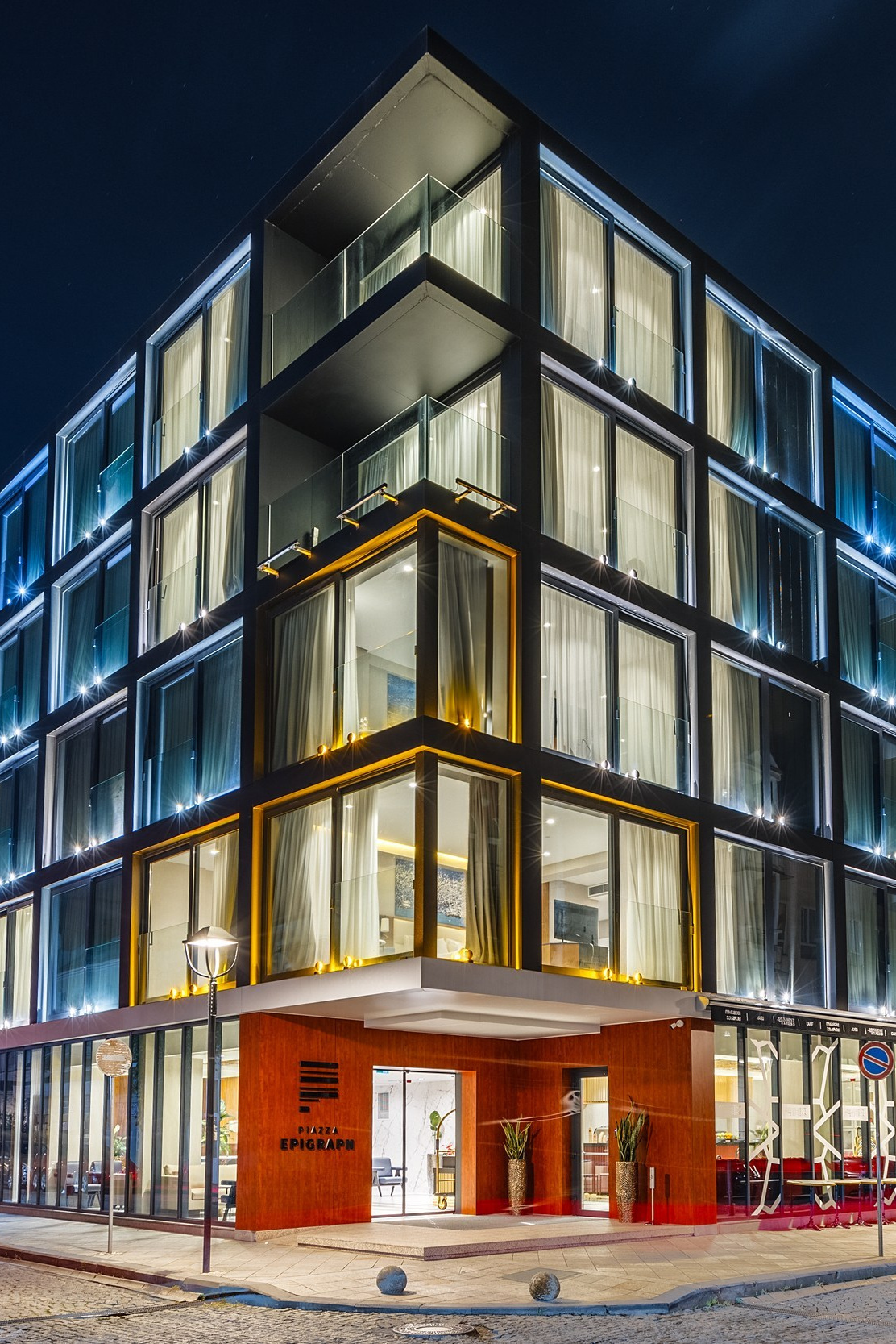 Фасад современного апарт-отеля Piazza Epigraph в вечернее время. Пример профессиональной фотосъемки недвижимости и архитектуры