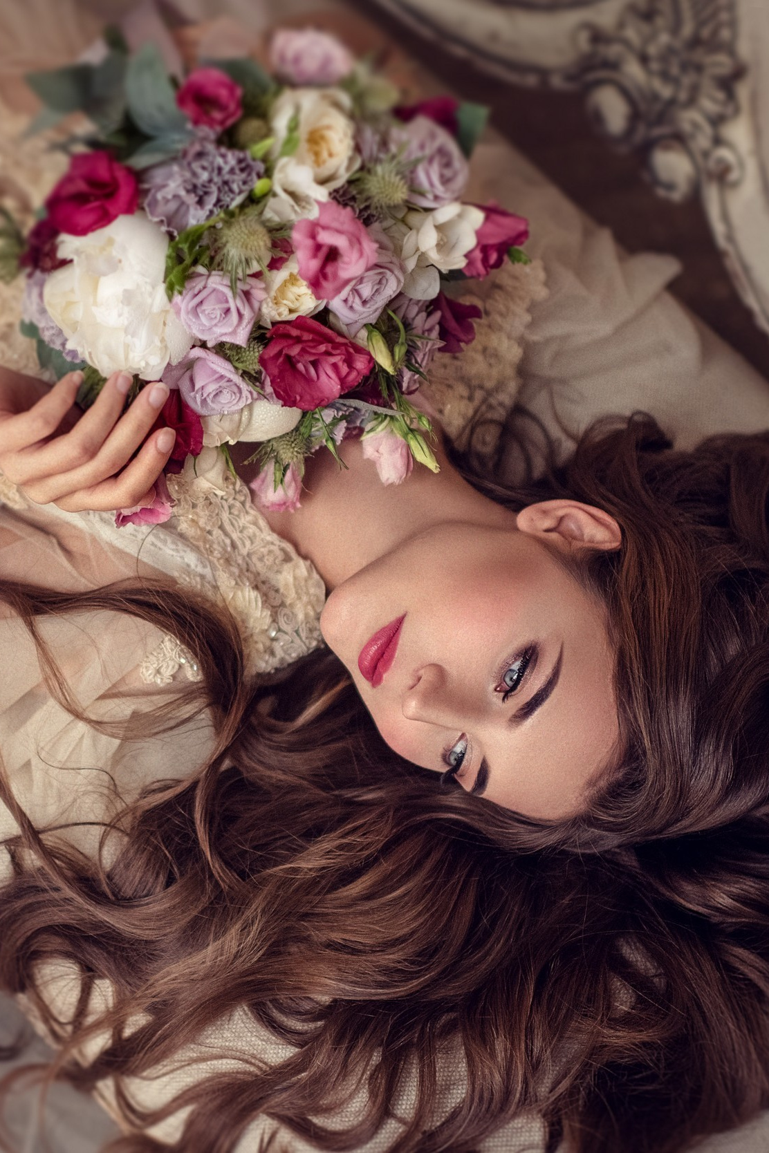 Портрет невесты с букетом лежа на диване - утро невесты