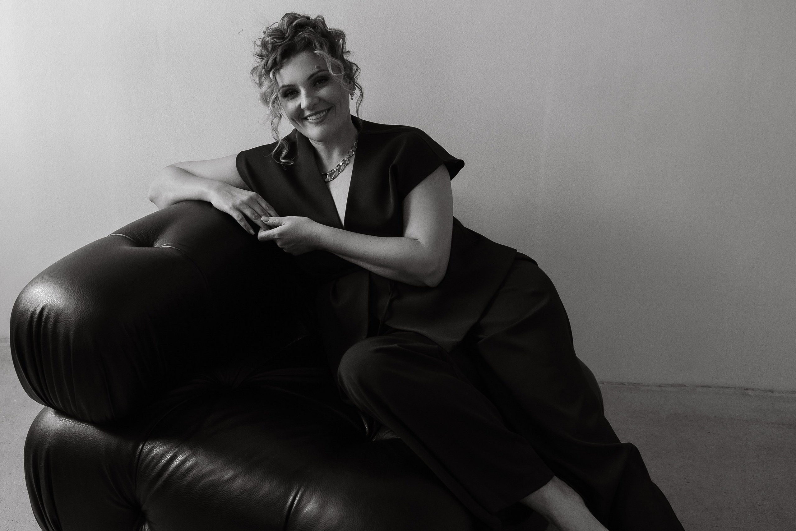 Организатор Ксения улыбается в рабочем свадебном пространстве