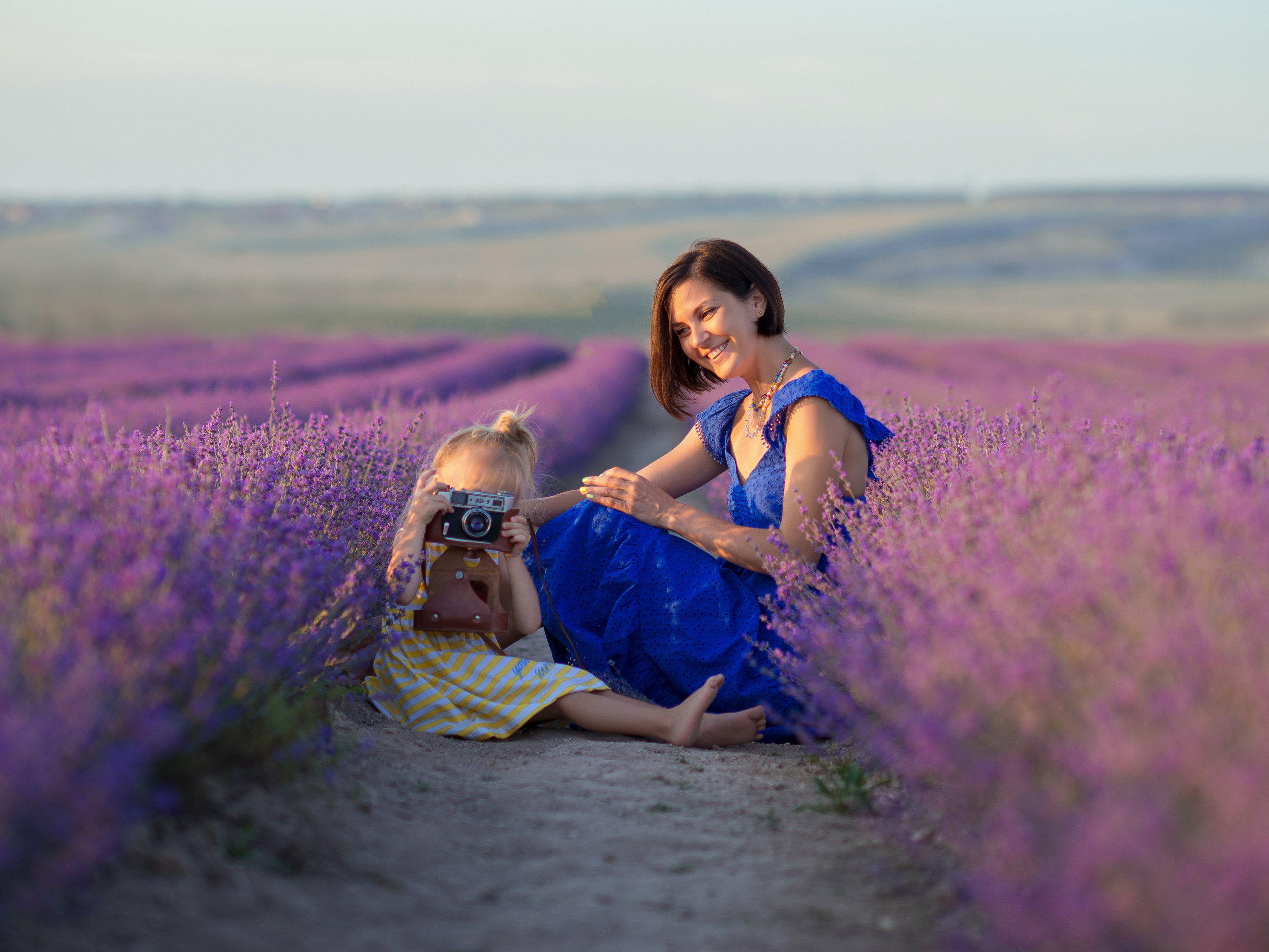 фотограф для фотосессии в цветущей лаванде