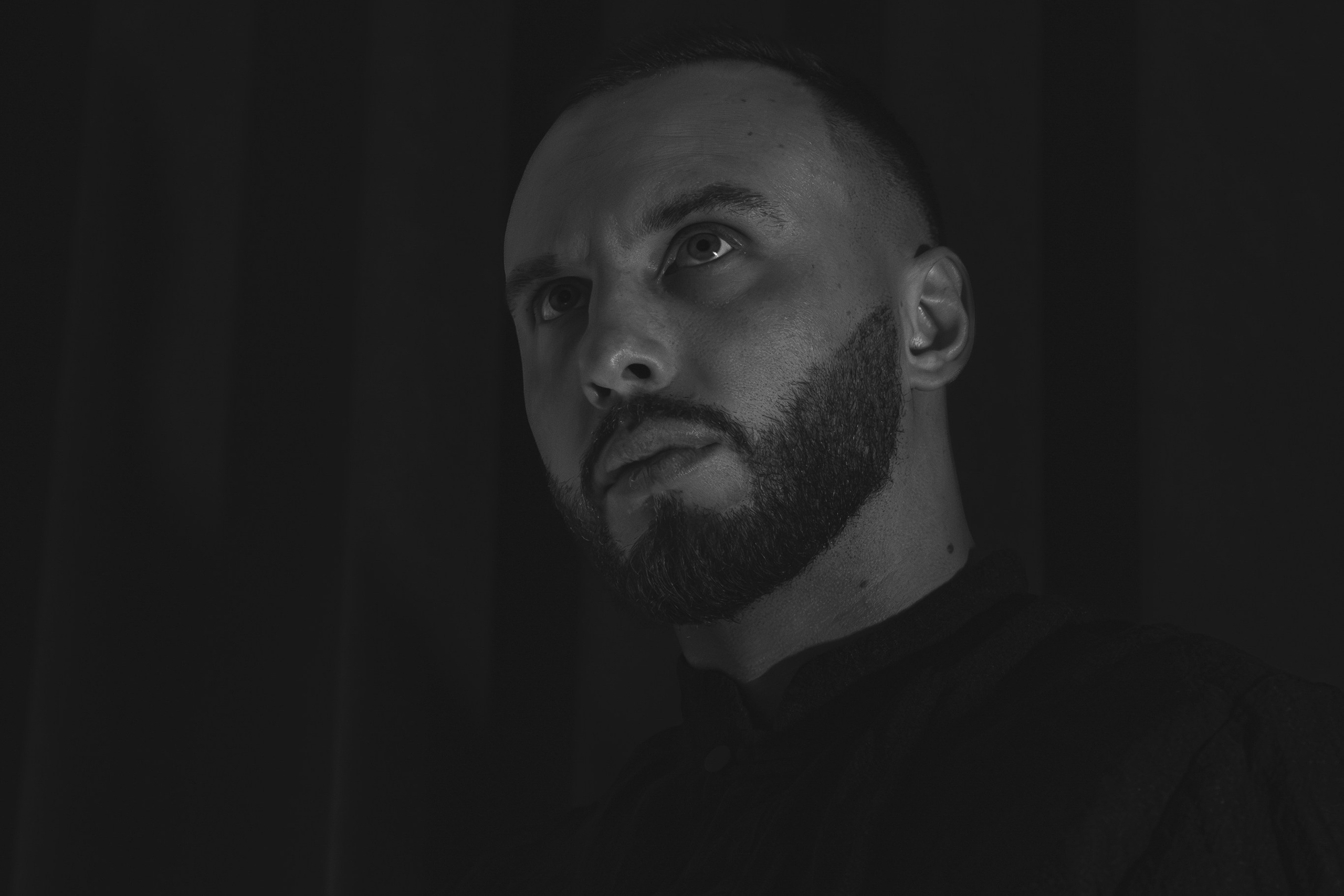 Профессиональный портрет в студии: выразительные кадры, игра света и тени, акцент на характере модели. Деловой портрет для соцсетей: строгий стиль, уверенный взгляд, минималистичный фон и свет.