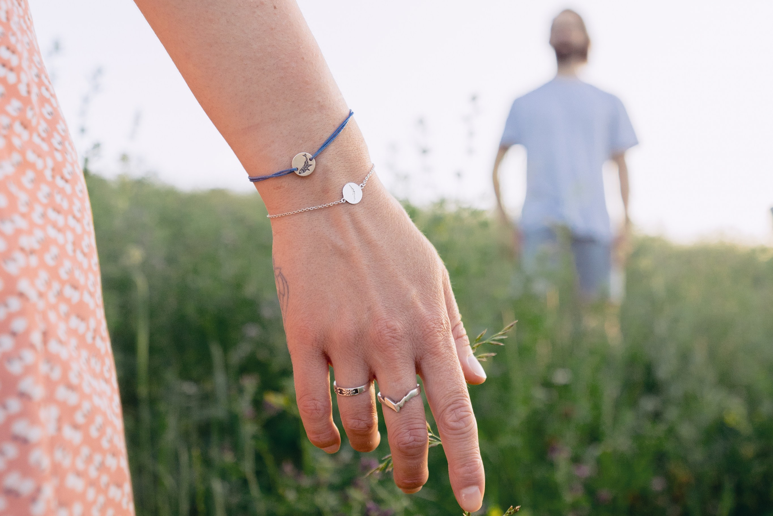 Фотоснимок руки девушки коснувшись к листве