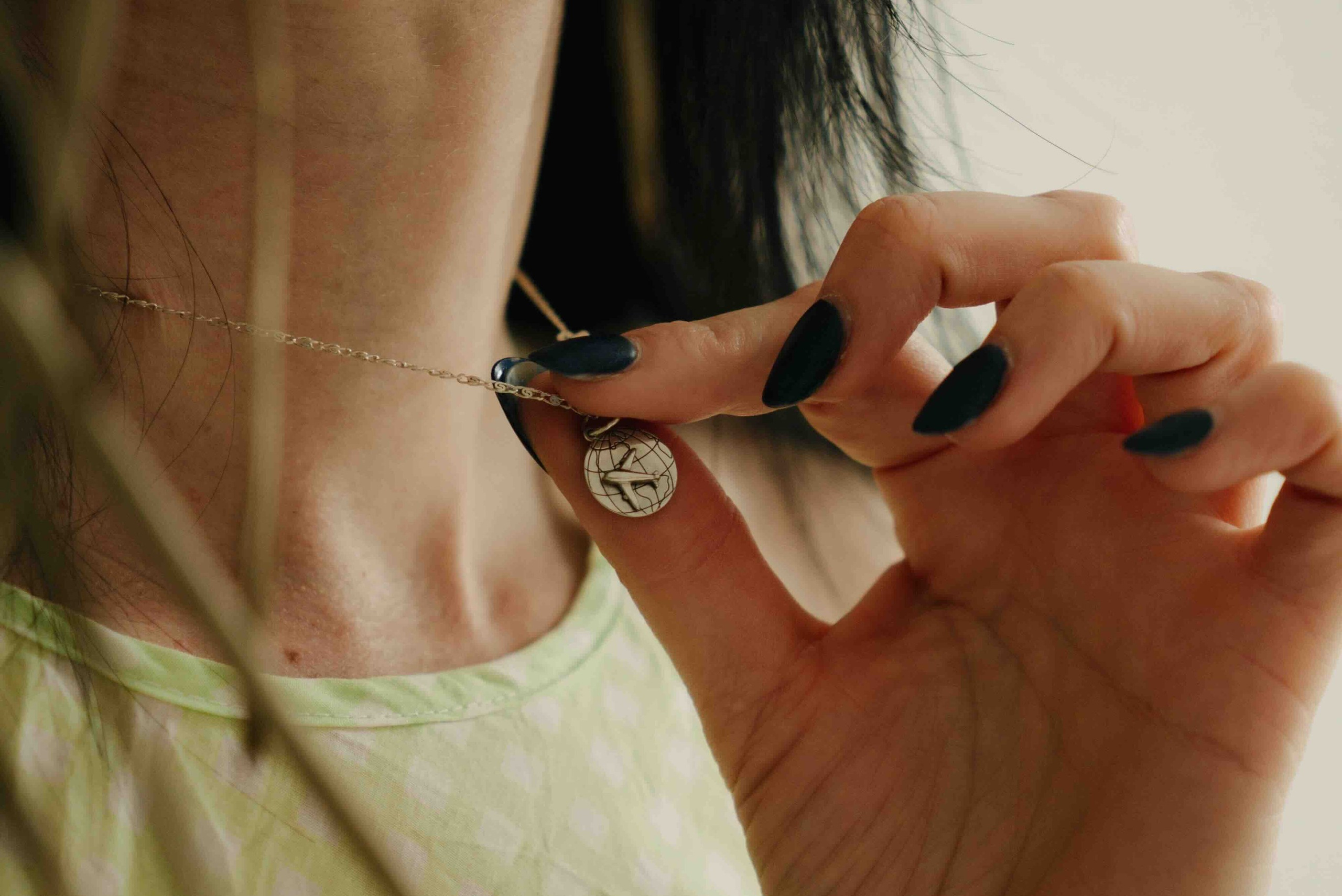 художник показывает серебряное украшение