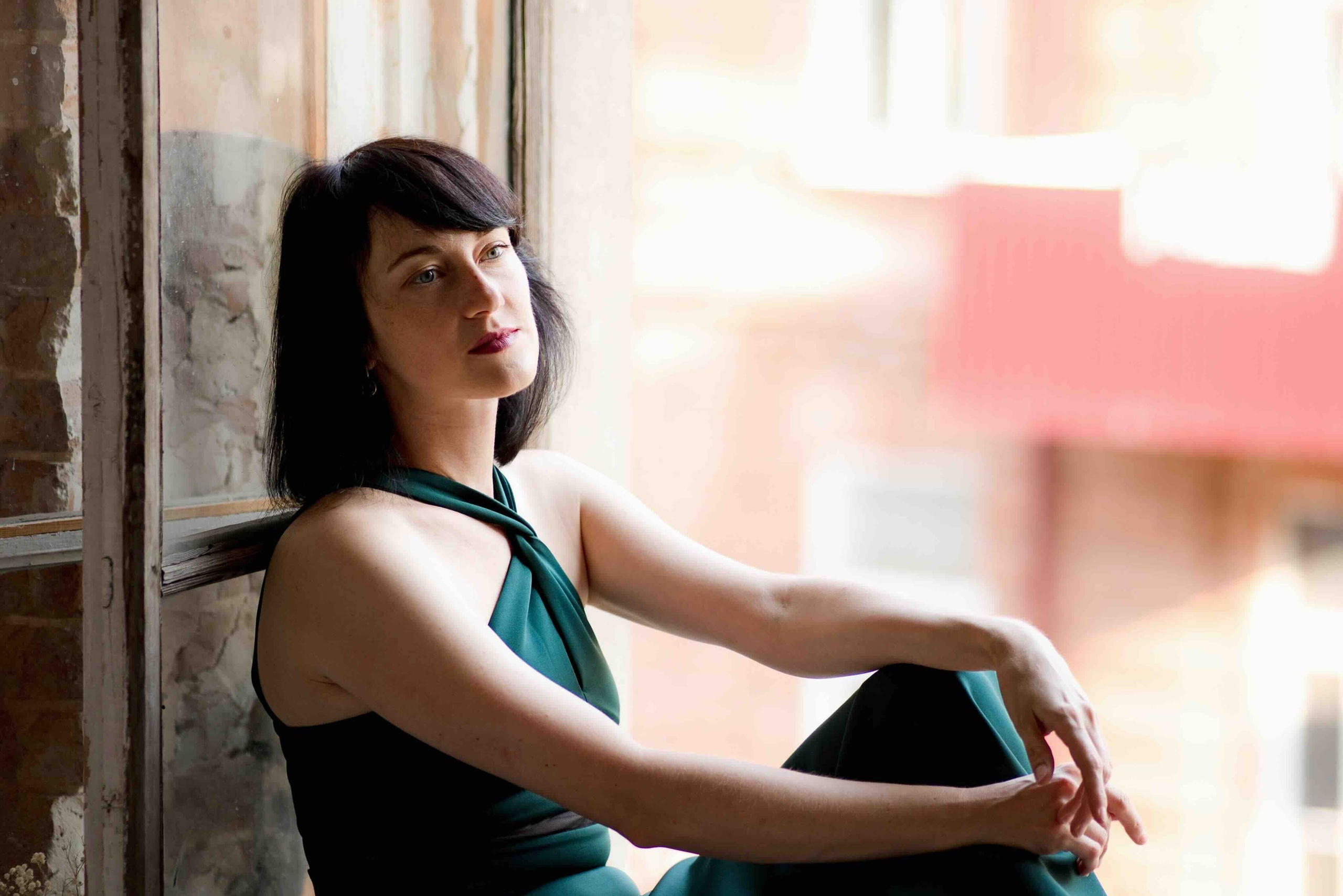 Художник у окна на фотосессии