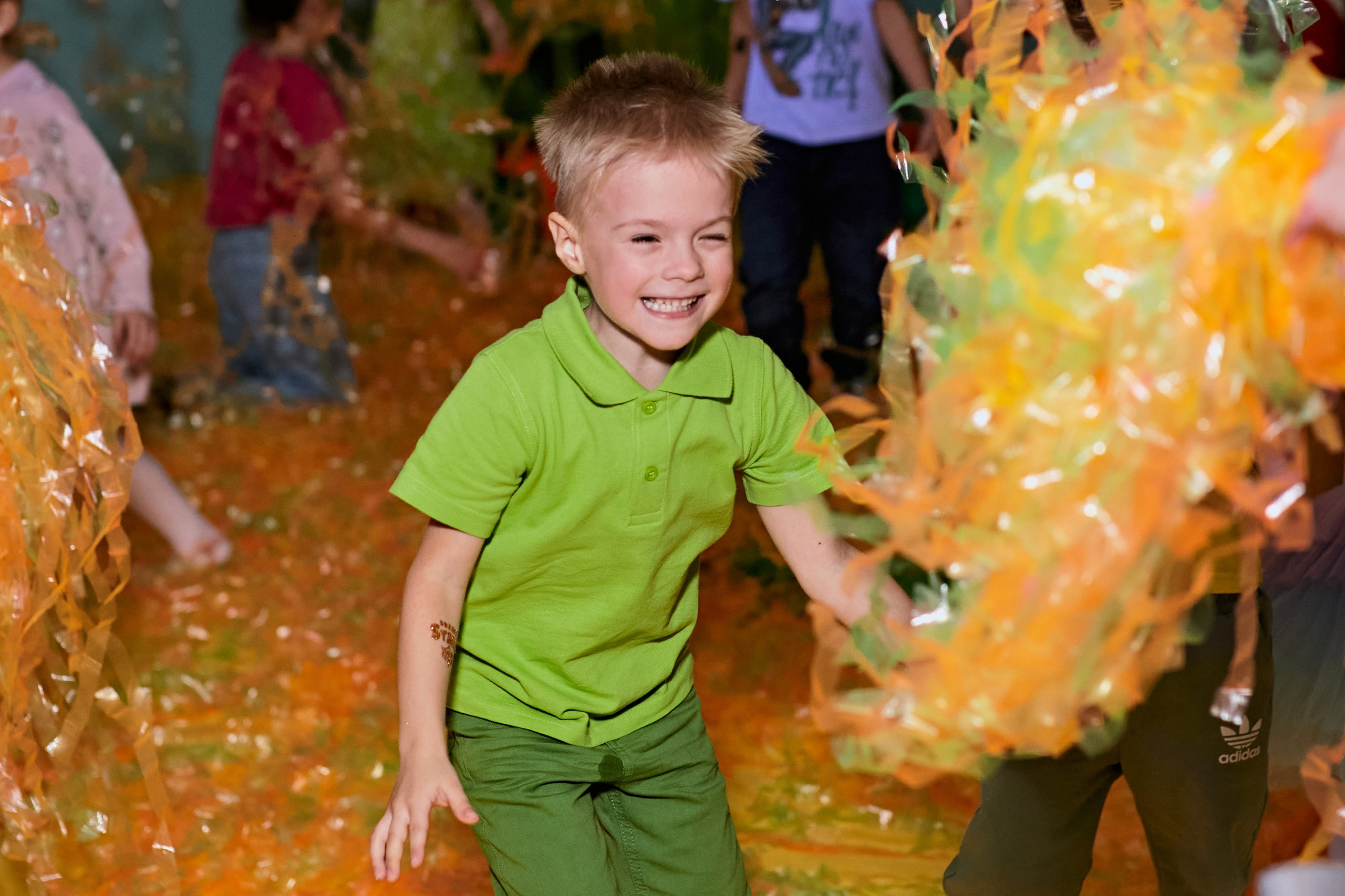 Корпоратив репортажная съёмка девушка в обтягивающем костюме