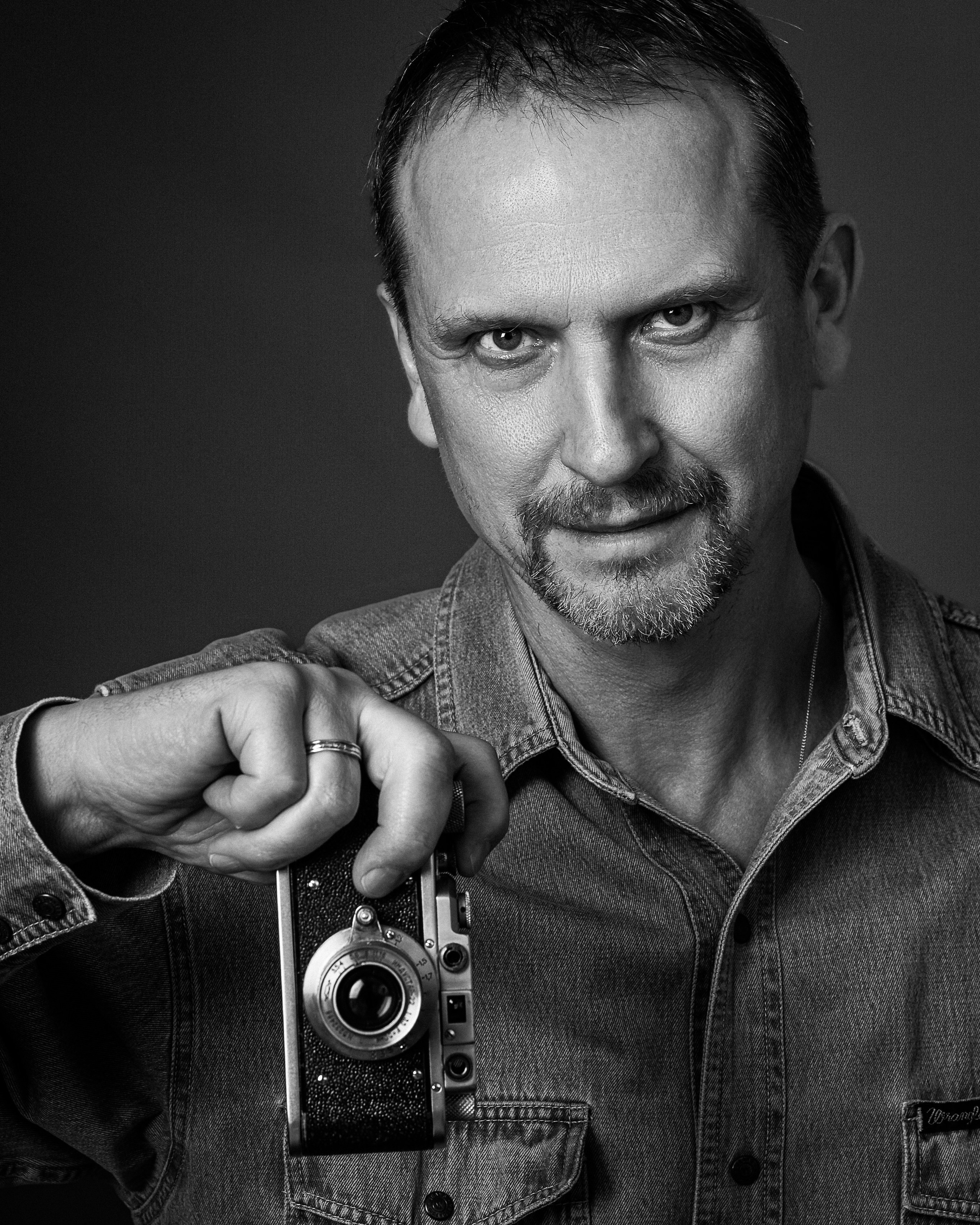 автопортрет фотографа в студии