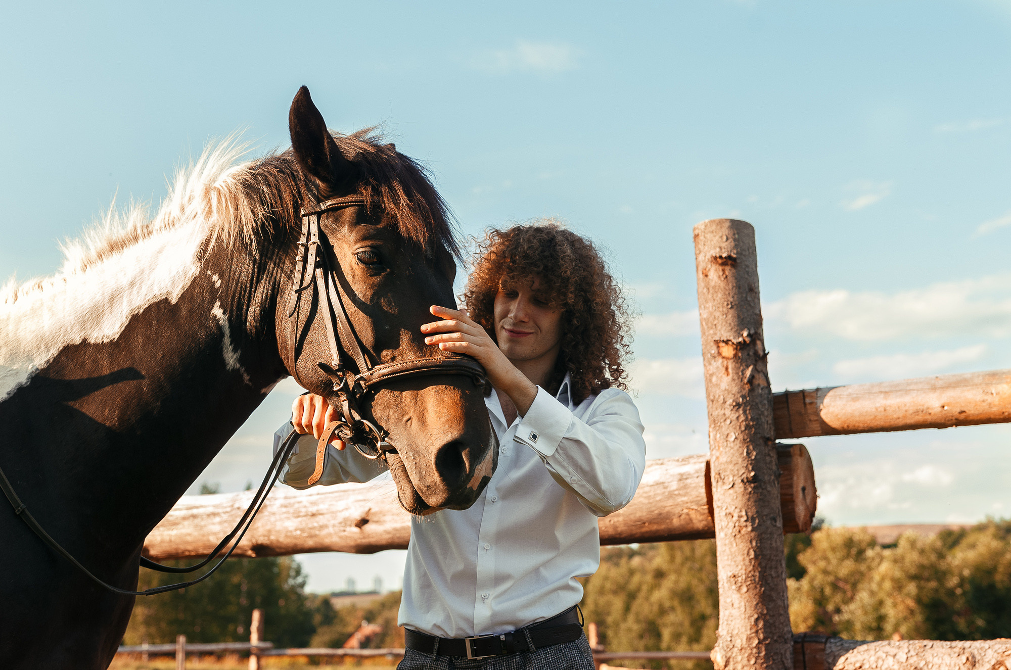 Фотосессия прекрасной пары на ферме среди лошадей