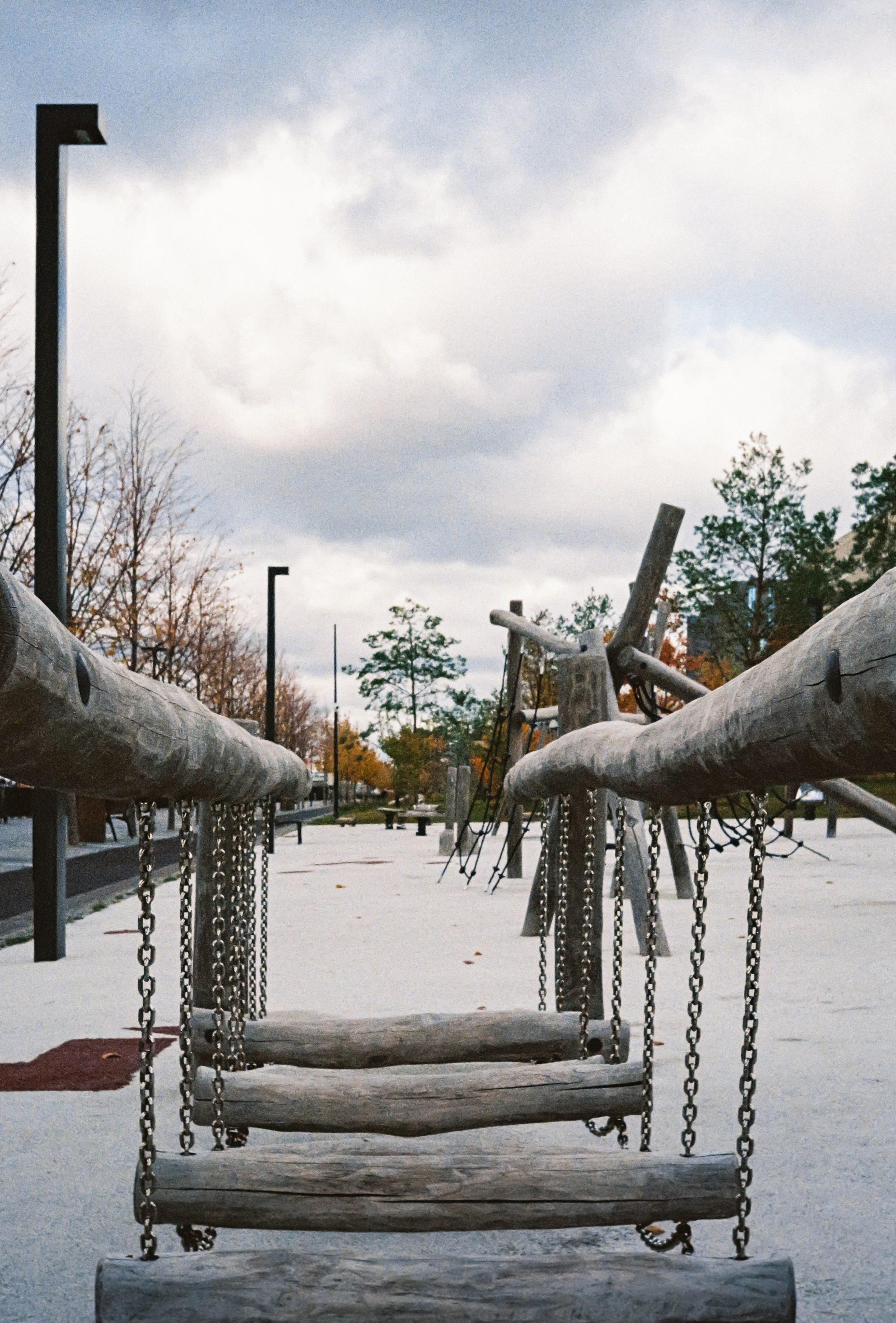 Спортивные деревянные брусья в парке