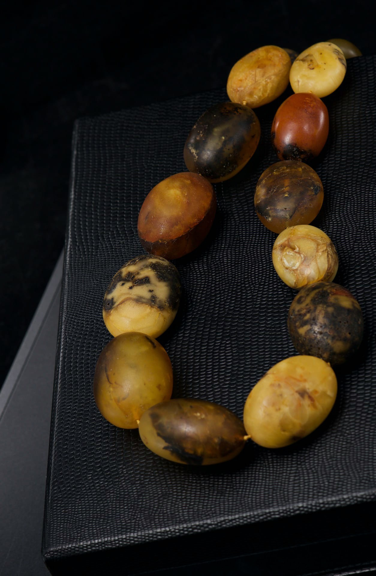 Уникальный янтарь Балтики в коллекции AMBER от Eugenika Jewels: тепло времени, застывшее в украшениях. EUGENIKA JEWELS — Идеальные украшения для избранных