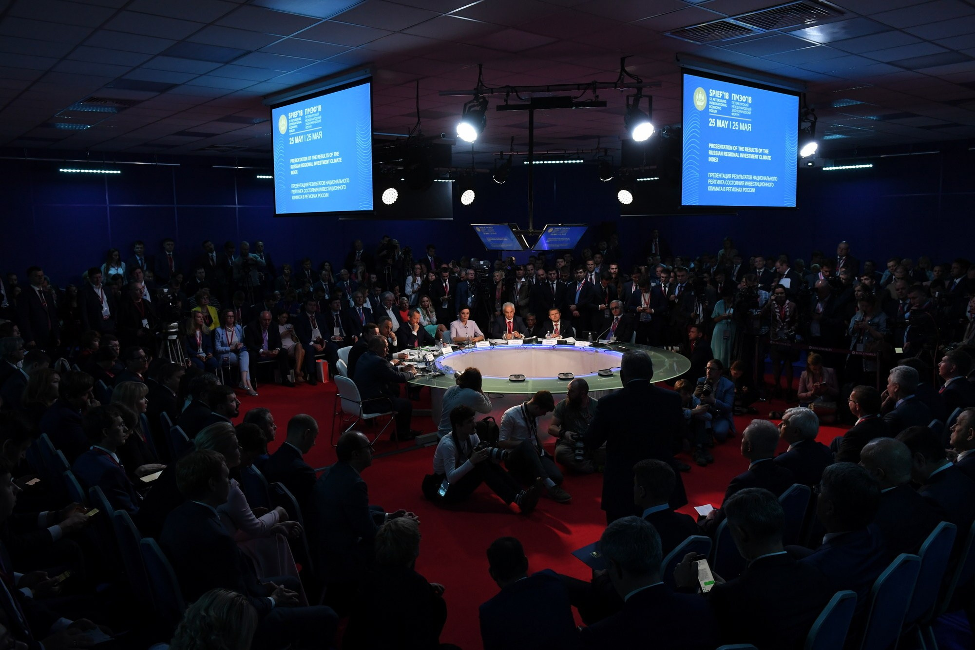 Миллиарды в кадре: как снимать на ПМЭФ. Документальный фотограф Сергей Вдовин