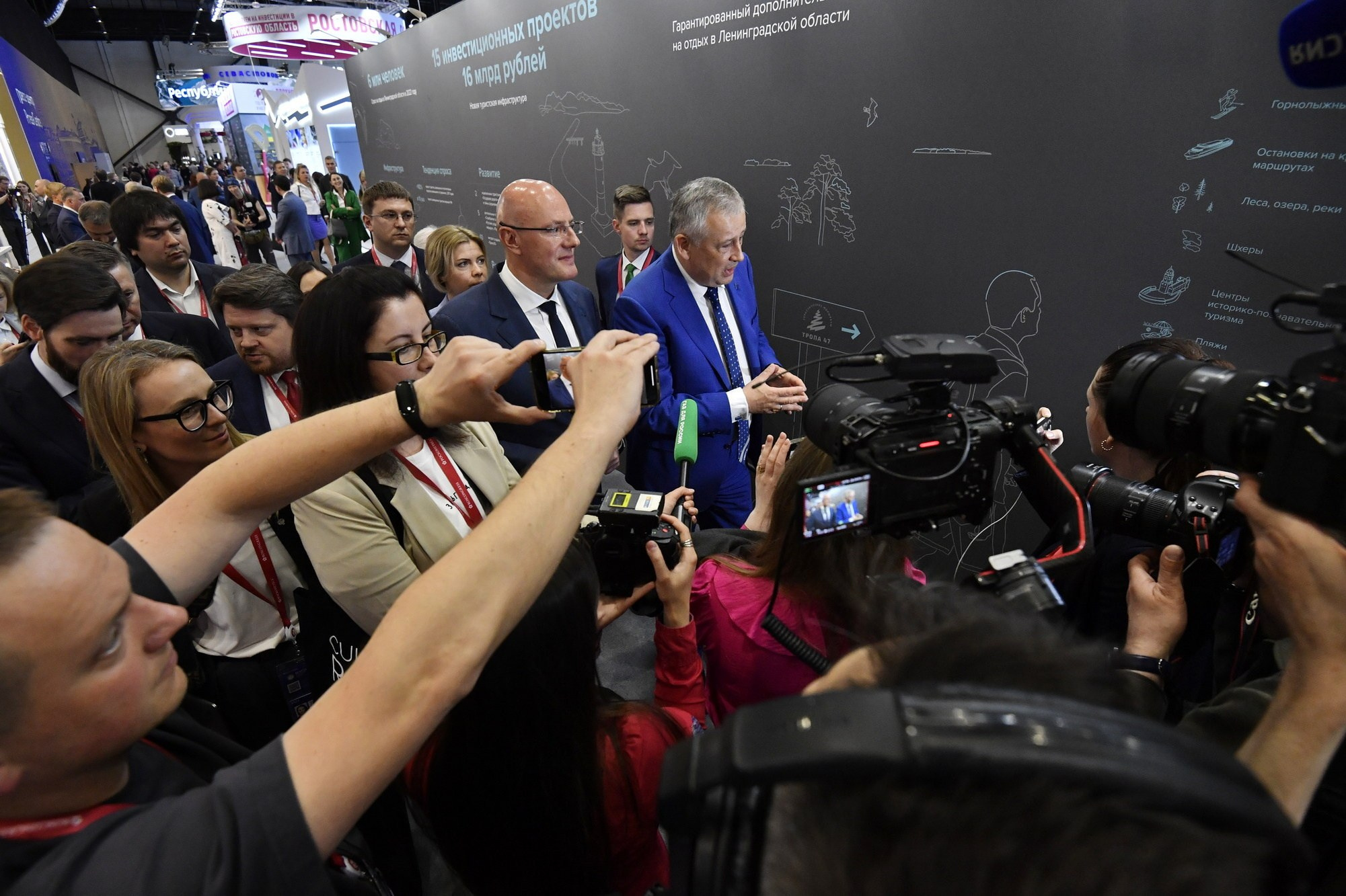 Миллиарды в кадре: как снимать на ПМЭФ. Документальный фотограф Сергей Вдовин