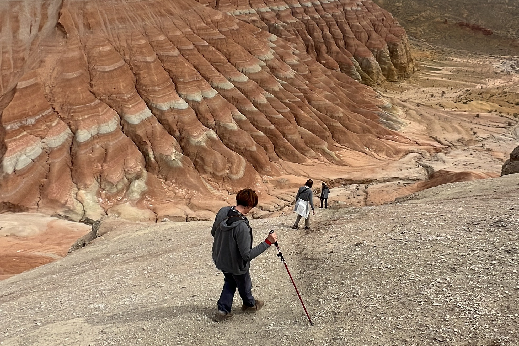 Озеро Каинды с бирюзовой водой и затопленным лесом, окруженное густыми хвойными лесами и горами, Алматы, Казахстан