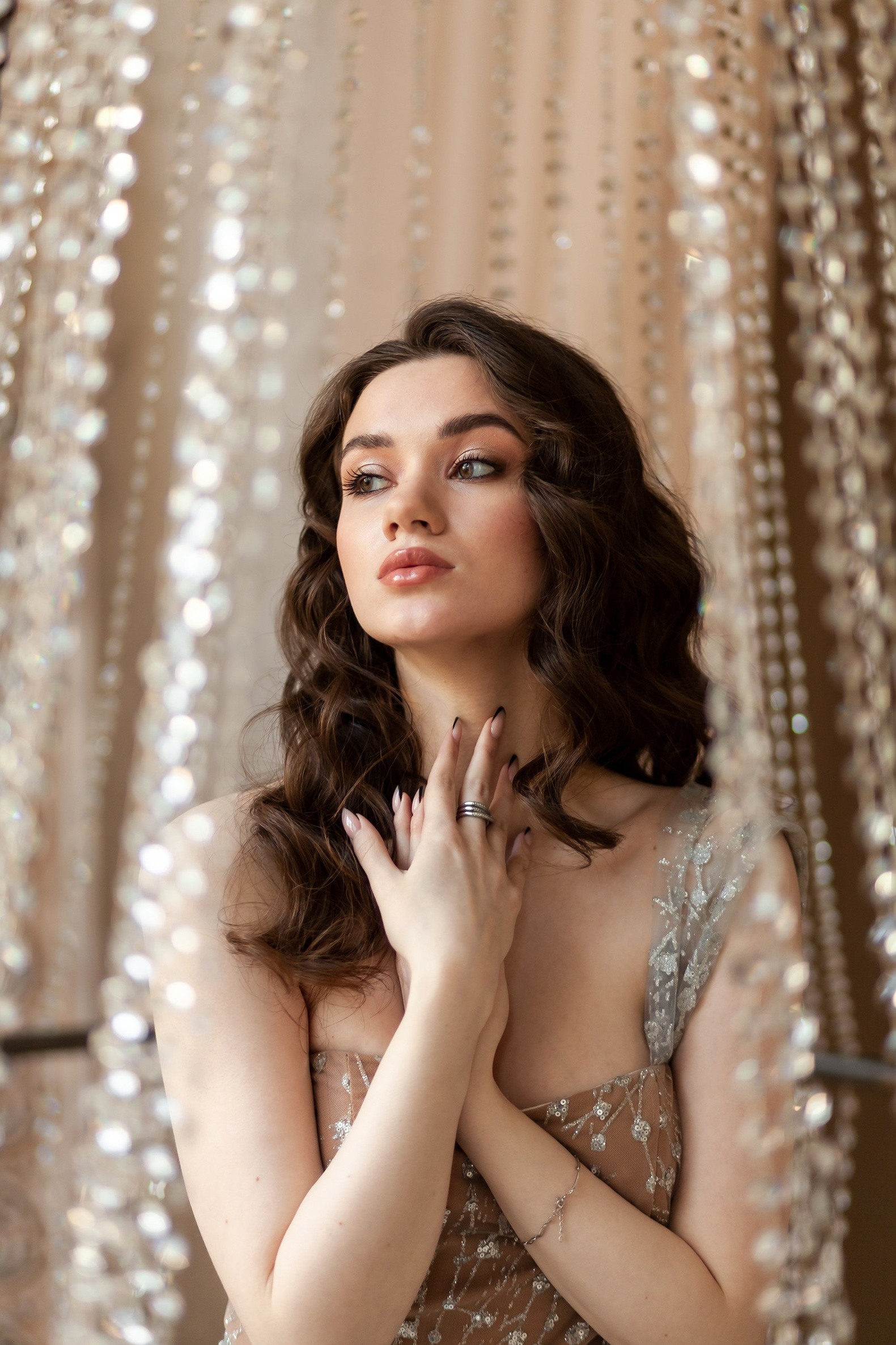 Портрет девушки в интерьерной студии