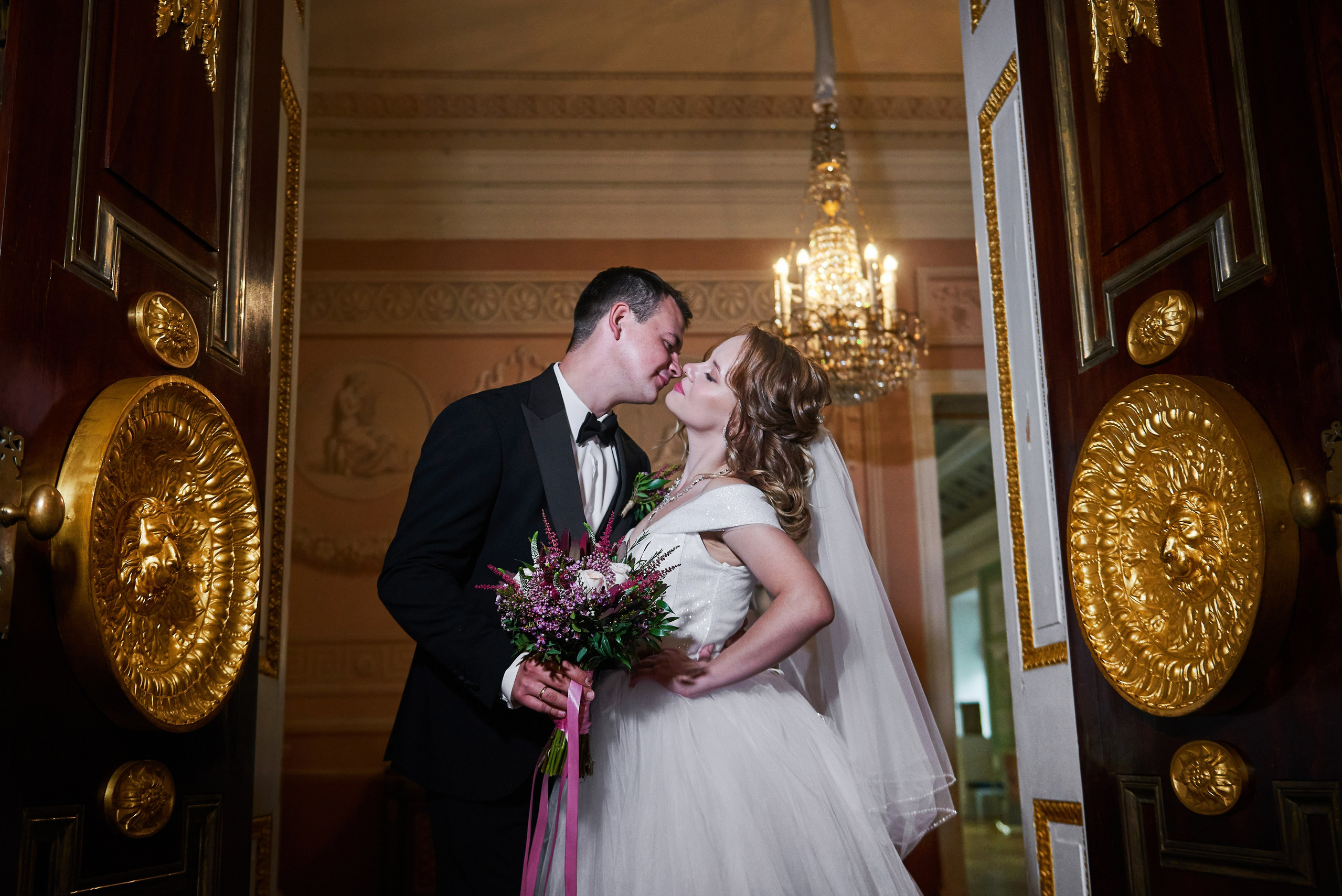 Где провести свадебную фотосессию зимой в Петербурге. Красивые места под крышей в дождь, снег и в непогоду. Портретный, семейный и свадебный фотограф в Санкт-Петербурге и в Пушкине Ширяев Денис