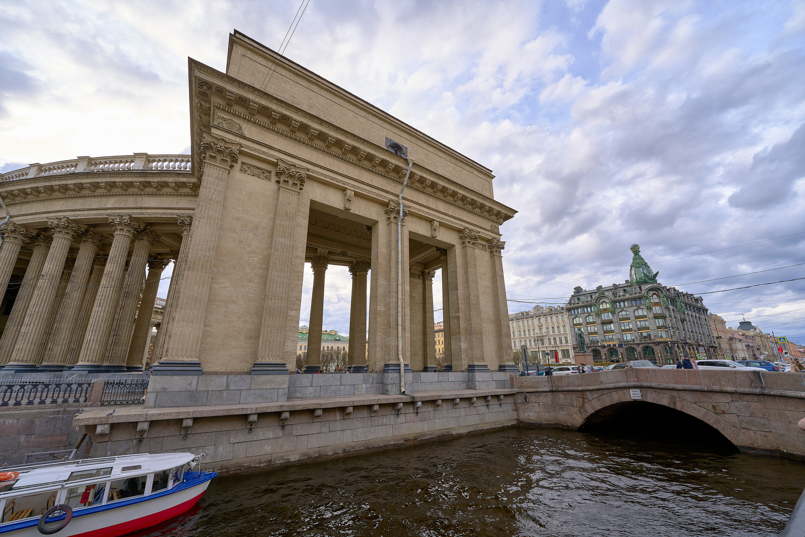 Казанский собор и Дом Зингера в Санкт-Петербурге