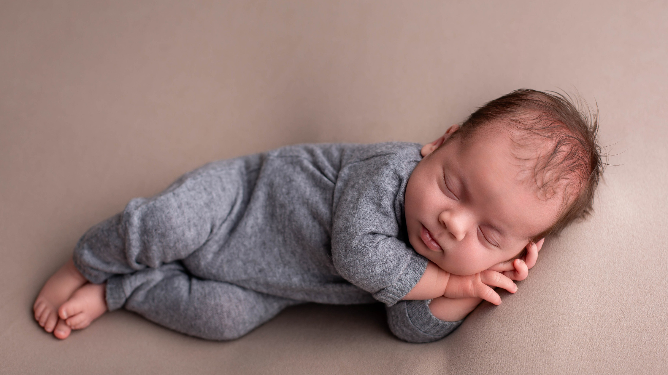 Фотосессия новорожденных Великий Новгород: спящий малыш с игрушкой, мягкий свет, нежные кадры, минимализм, лайф стайл, ньюборн, эстетика.