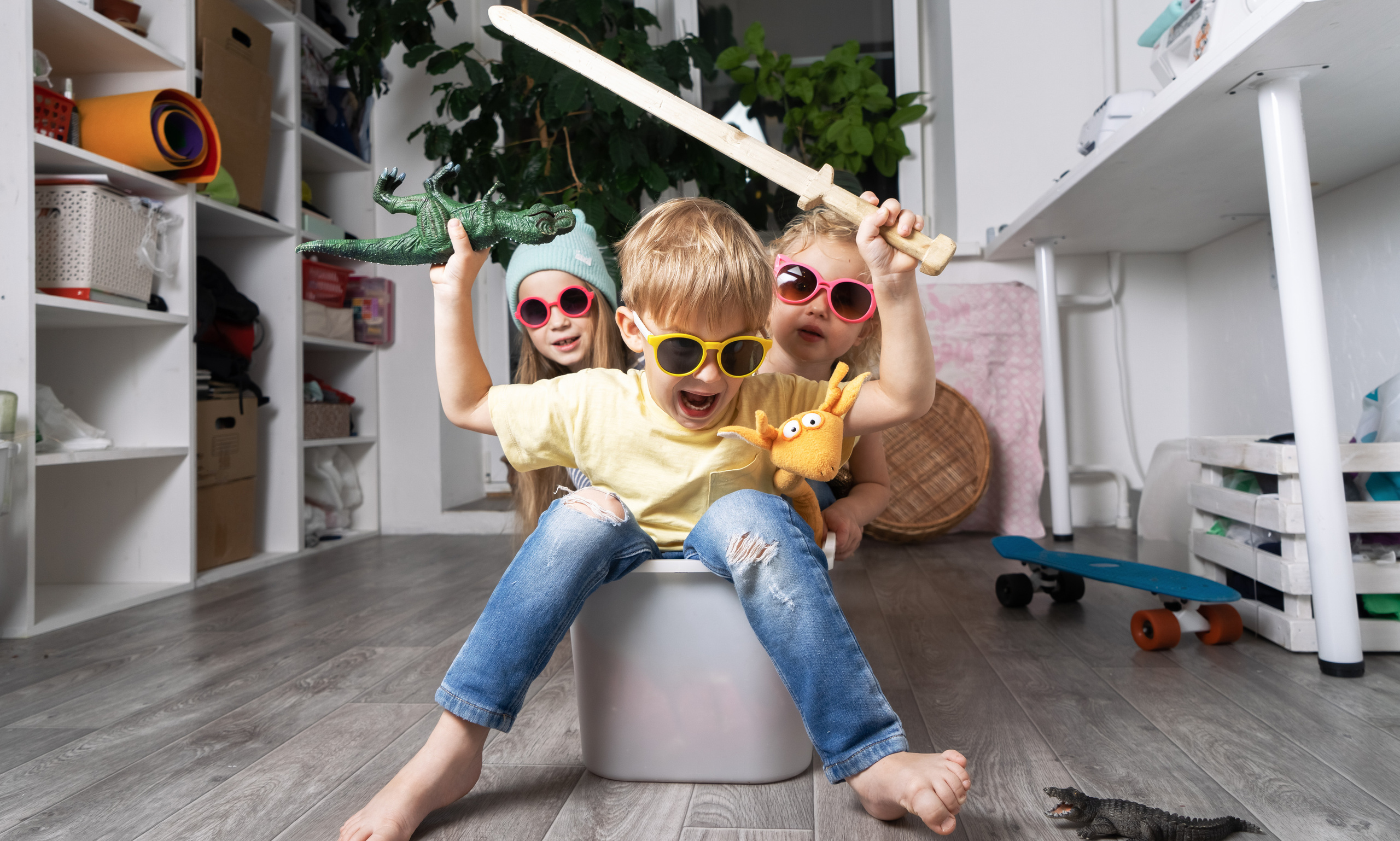 Дети дома. Купить коммерческие фотографии для использования в дизайне и рекламе