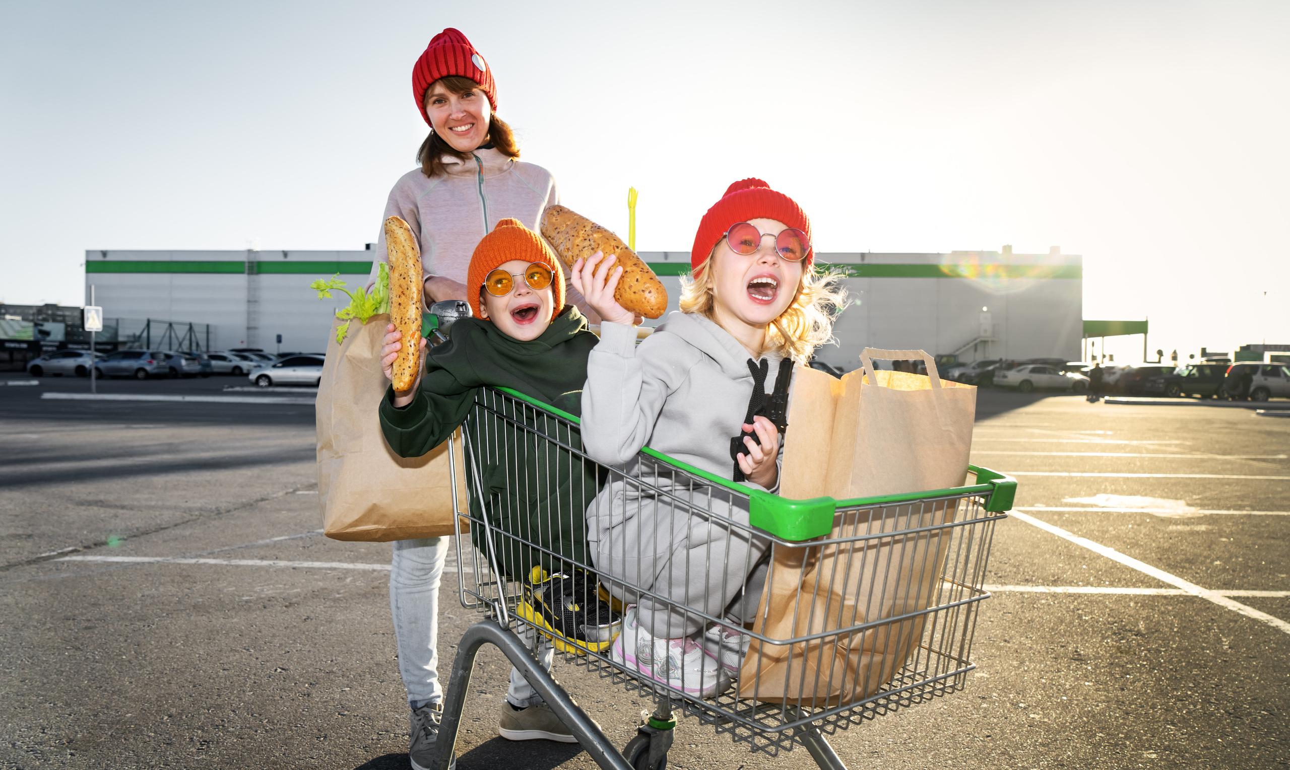 Мама в магазине. Купить коммерческие фотографии для использования в дизайне и рекламе