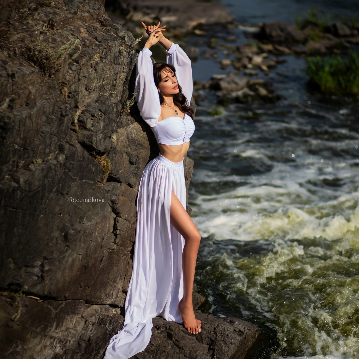 Сноубордистка на горе