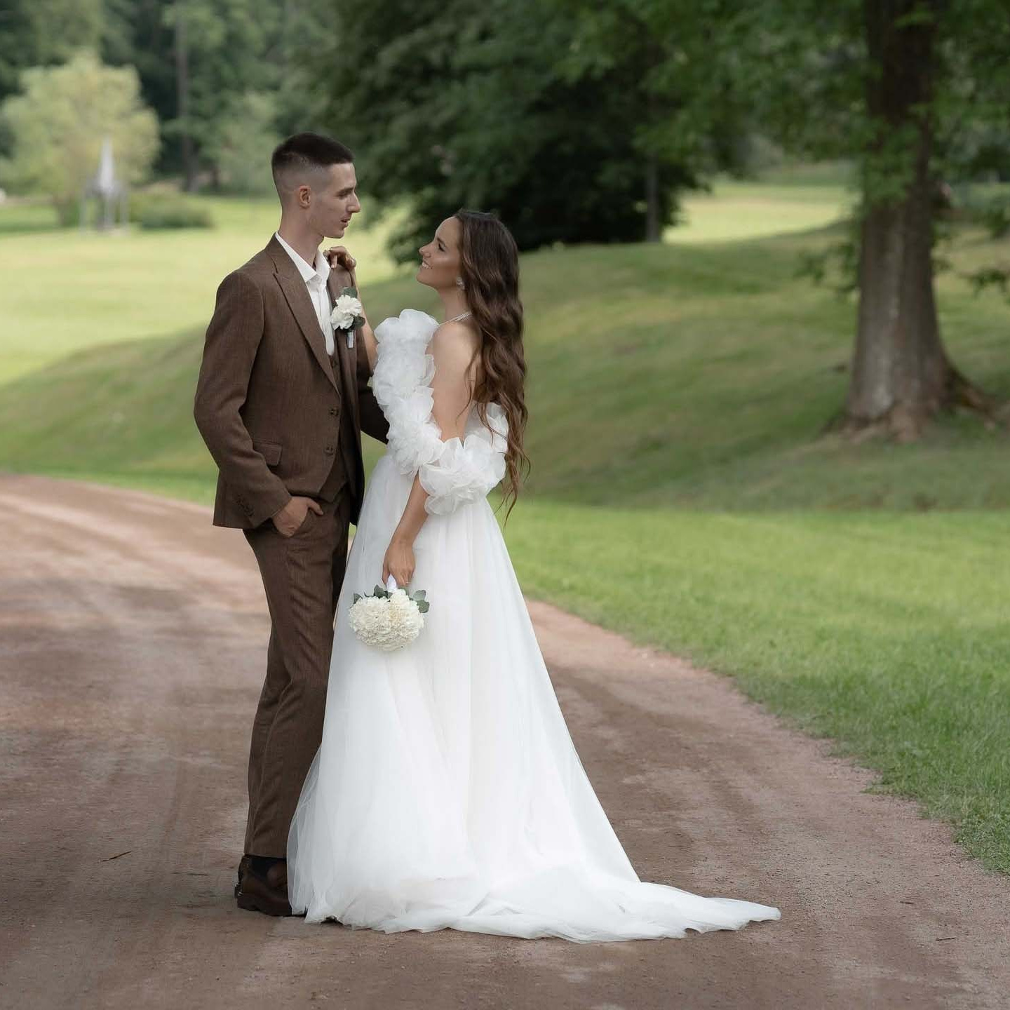 Невеста в балетках на прогулке 