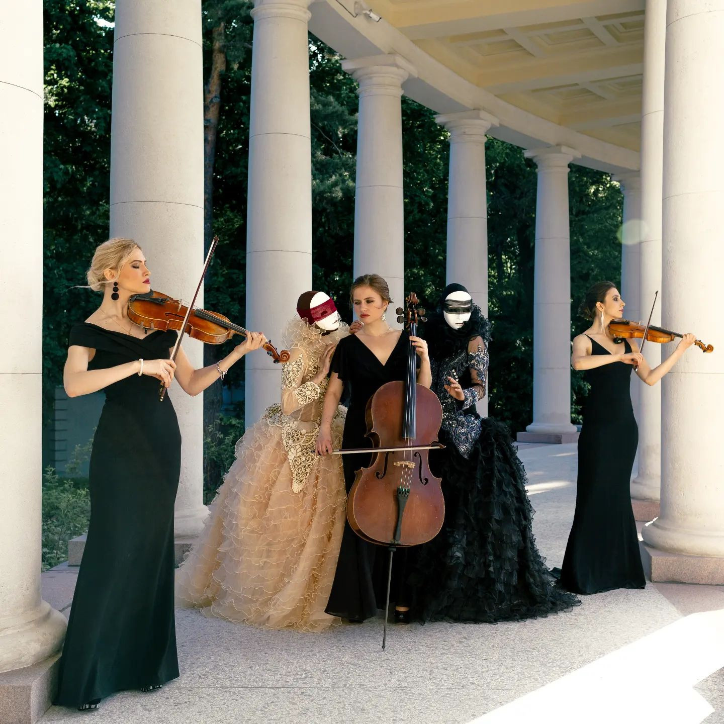 Оркестр на встрече гостей с танцующими мимами, приглашённые организаторами мероприятий.