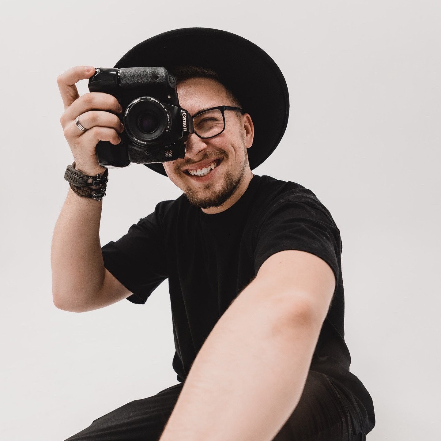 Контакты. Фотограф Егор Сухов