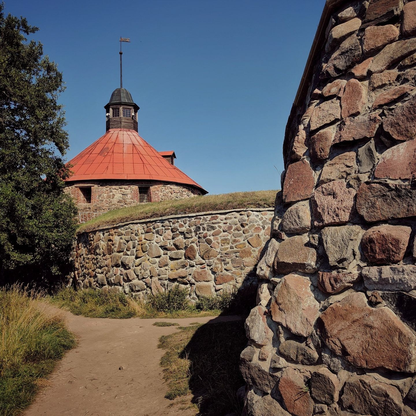 Каменная стена и башня крепости Корела в Приозерске, Ленинградская область