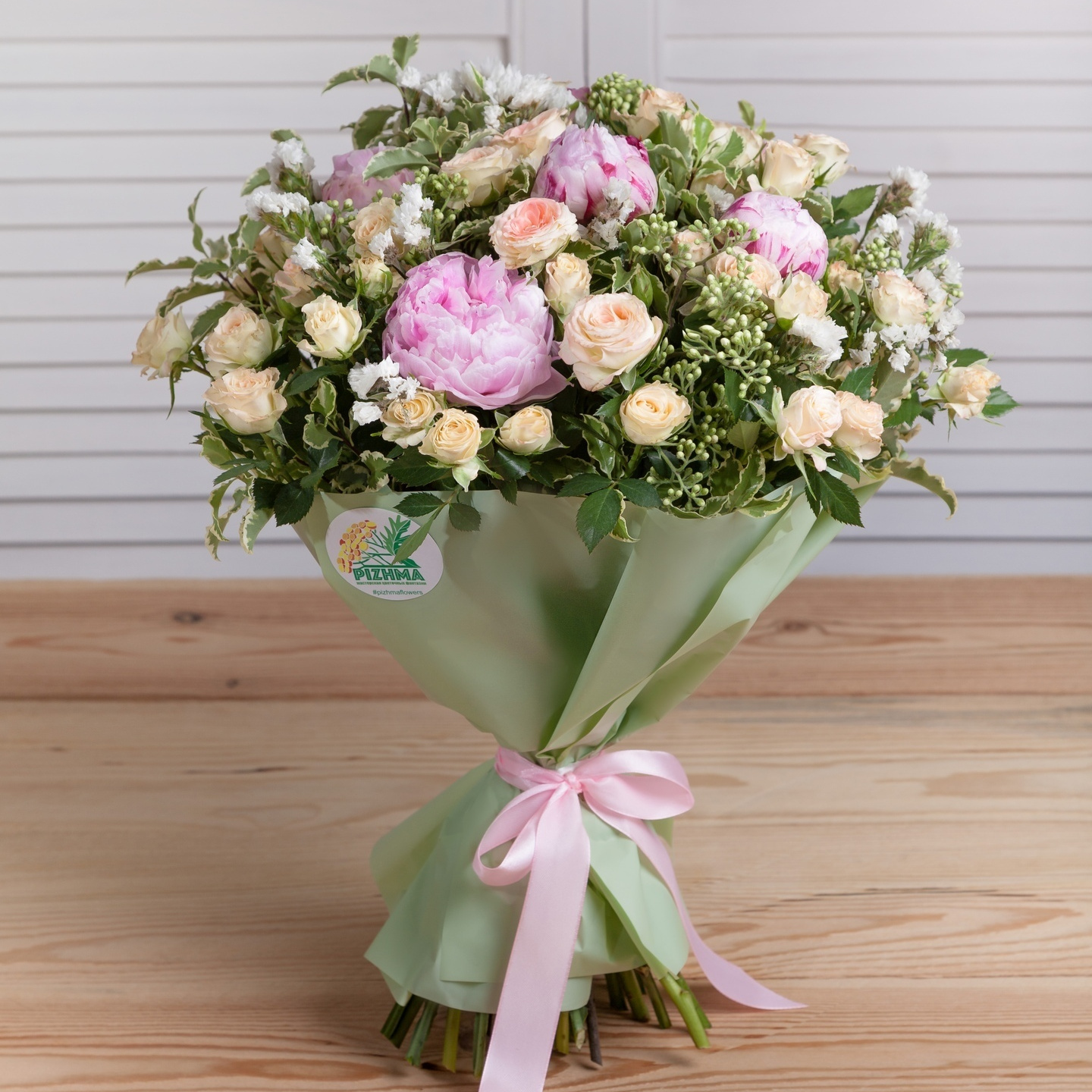 Букет: пионы, кустовые розы, статица, рябина, питтоспорум. Флорист Маргарита Гладкова