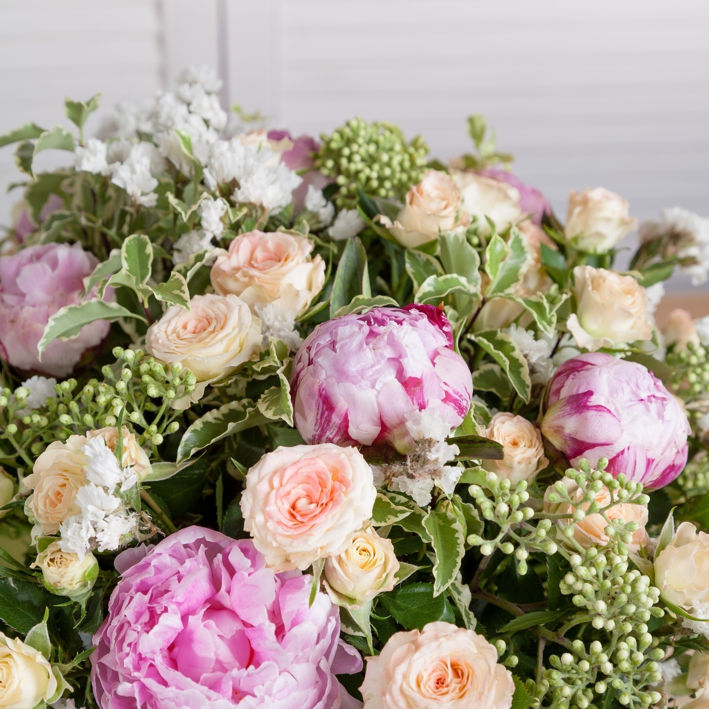 Букет: пионы, кустовые розы, статица, рябина, питтоспорум. Флорист Маргарита Гладкова