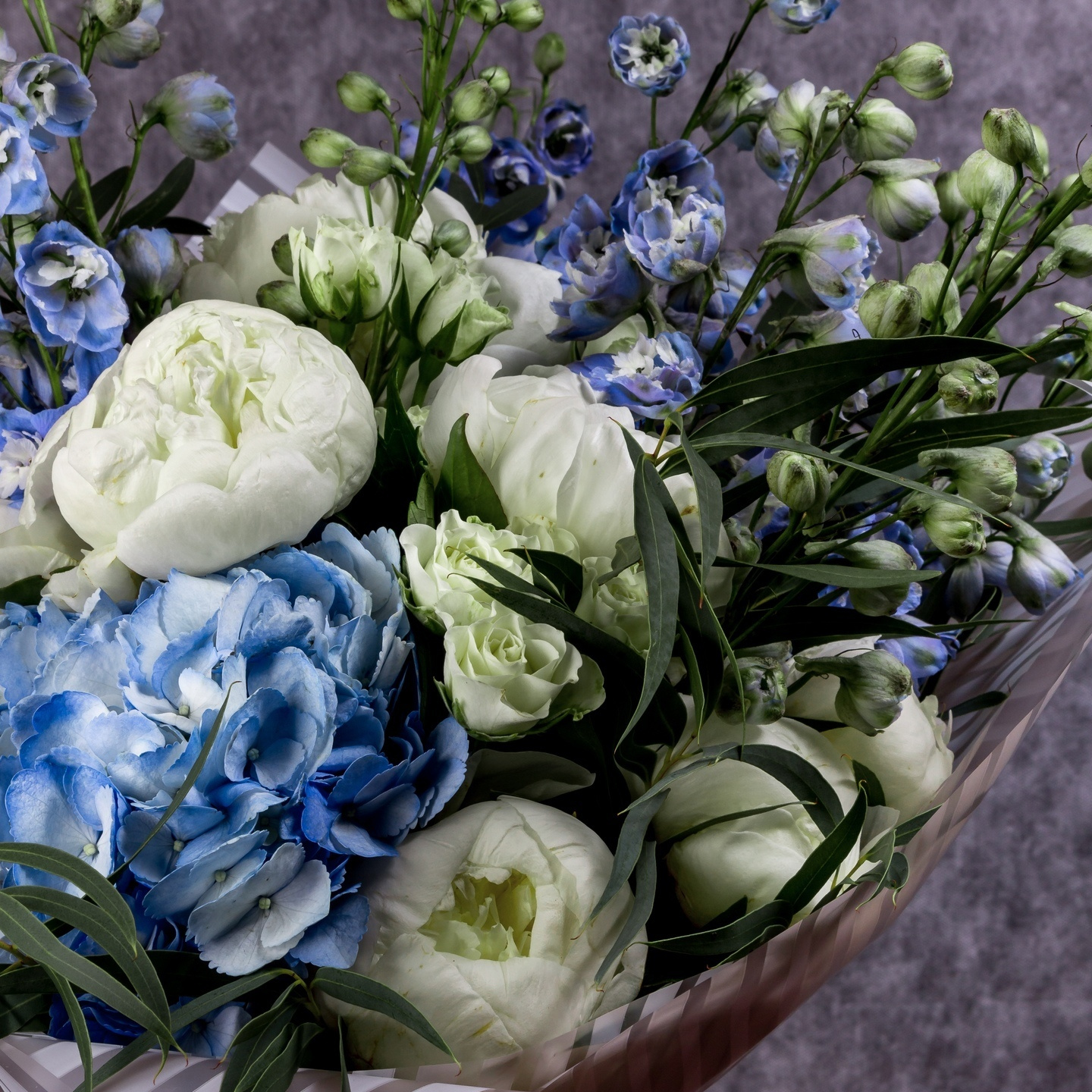 Букет белые пионы, дельфиниум, голубая гортензия. Флорист Маргарита Гладкова