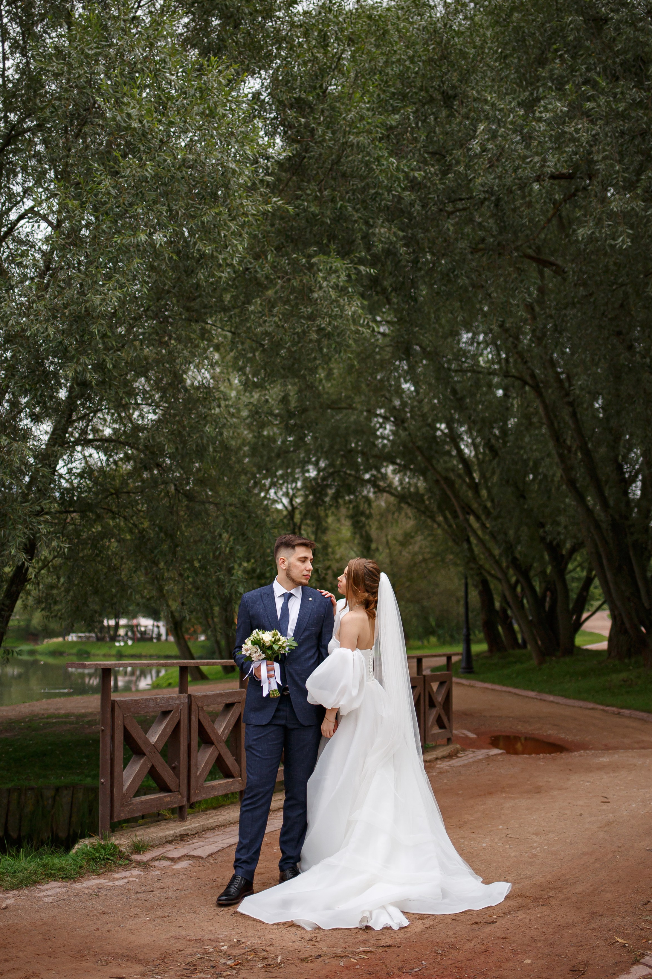 Свадебная фотосессия в парке усадьбе Царицыно. Свадебный фотограф Москва и МО Сергей Киржаев