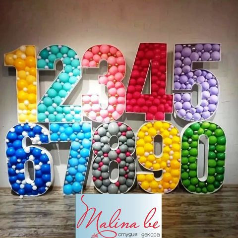 Шары с синими цифрами. Студия праздничного декора