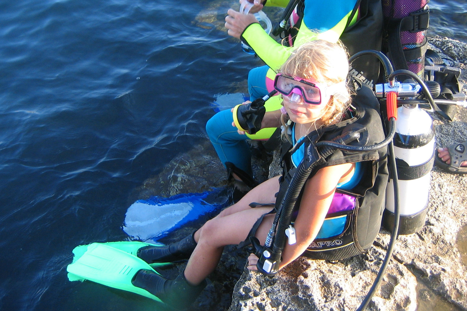 Ребенок из клуба "Капитан Морган" ныряет с аквалангом. 