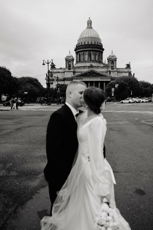 Максимальный пакет услуг стоимость фотосъемки, молодожены на фоне Исаакиевского собора 