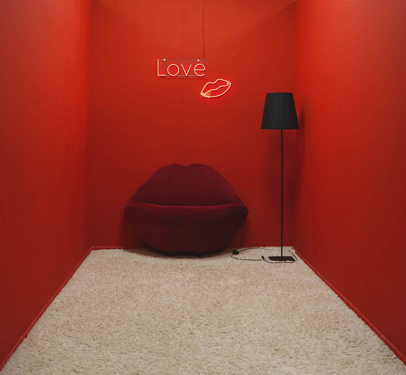 фотосессия для пар на красном диване в фотостудии Красноярск