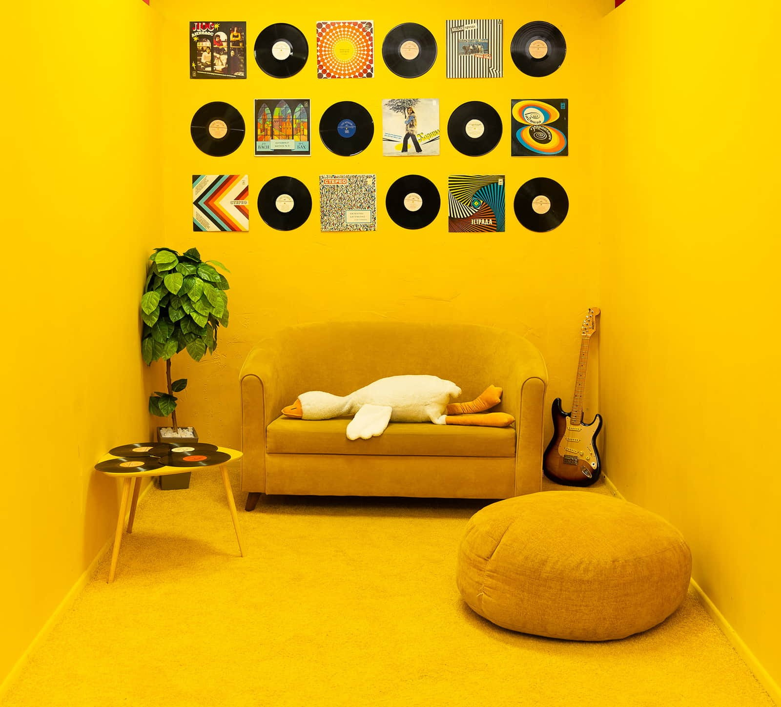 яркая фотосессия в жёлтой локации фотостудии Красноярск