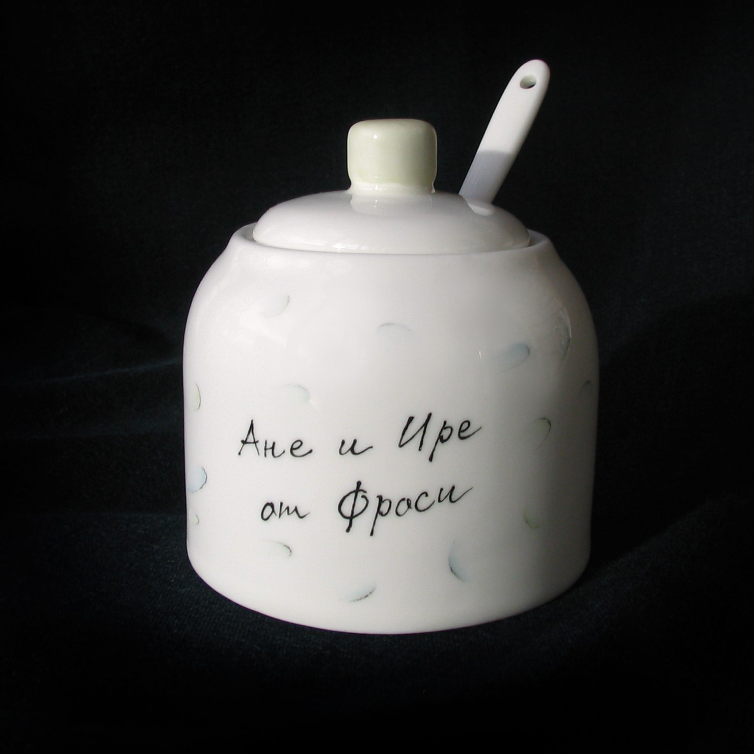 Надпись на фарфоре в Санкт-Петербурге.