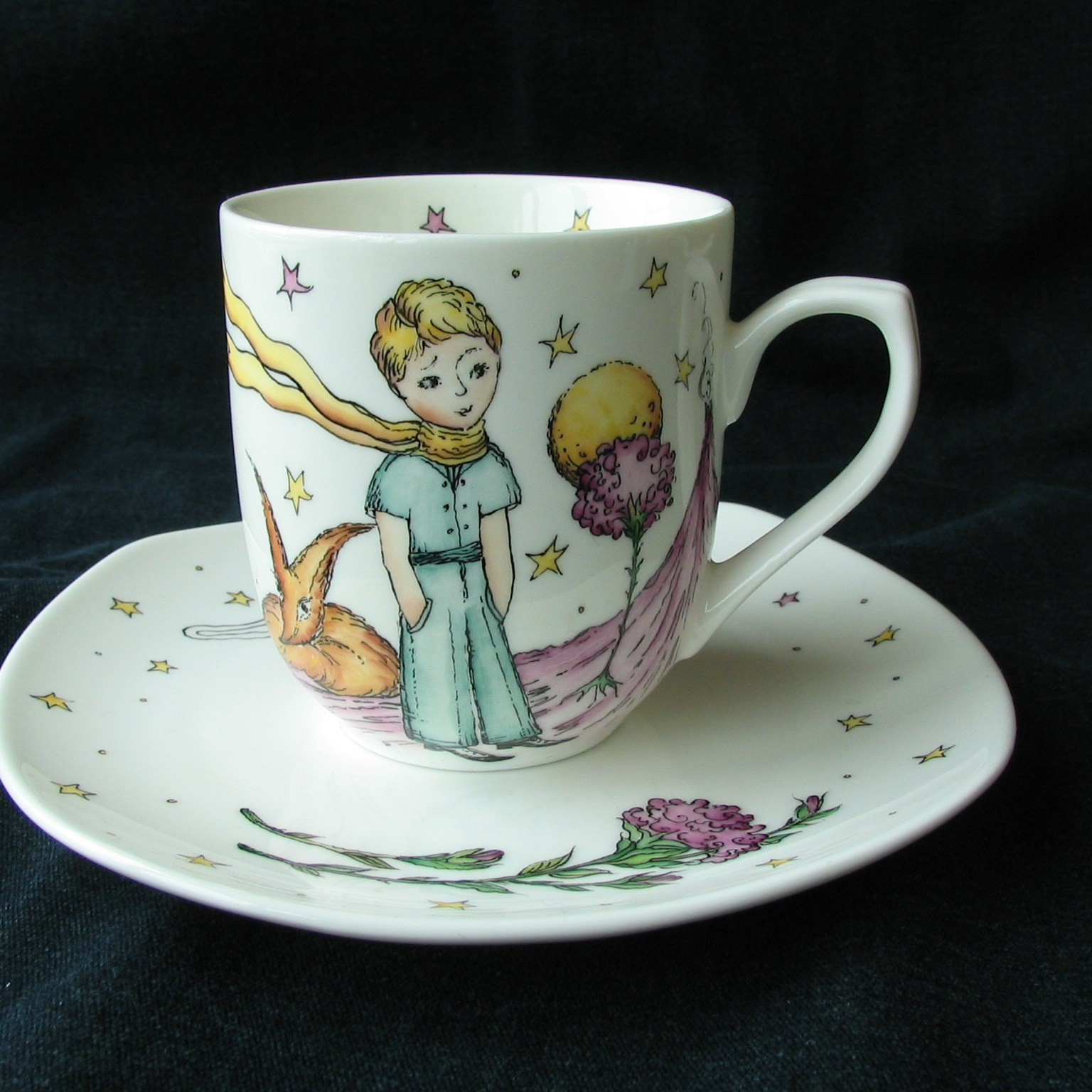 Маленький принц на фарфоре. Маленький принц тарелка с росписью. Роспись фарфора в Санкт-Петербурге.
