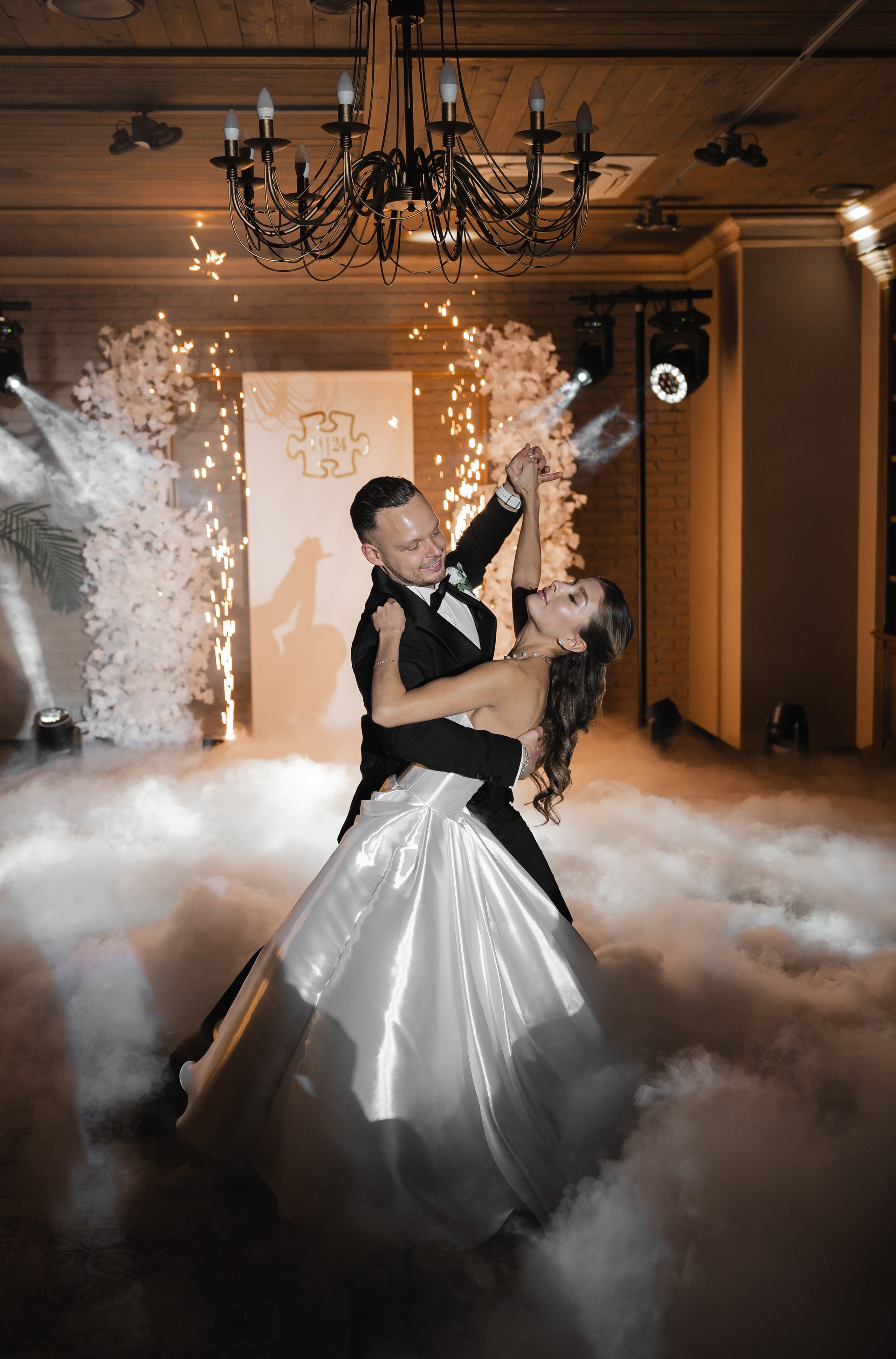 Первый танец молодых в лучах света, холодные фонтаны и тяжелый дым, свет на свадьбу
